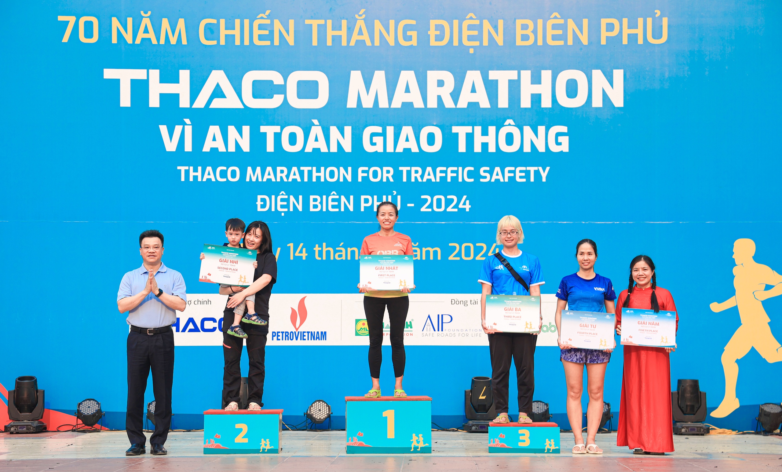 Những khoảnh khắc ấn tượng tại Giải THACO Marathon vì ATGT - Điện Biên Phủ 2024- Ảnh 26.