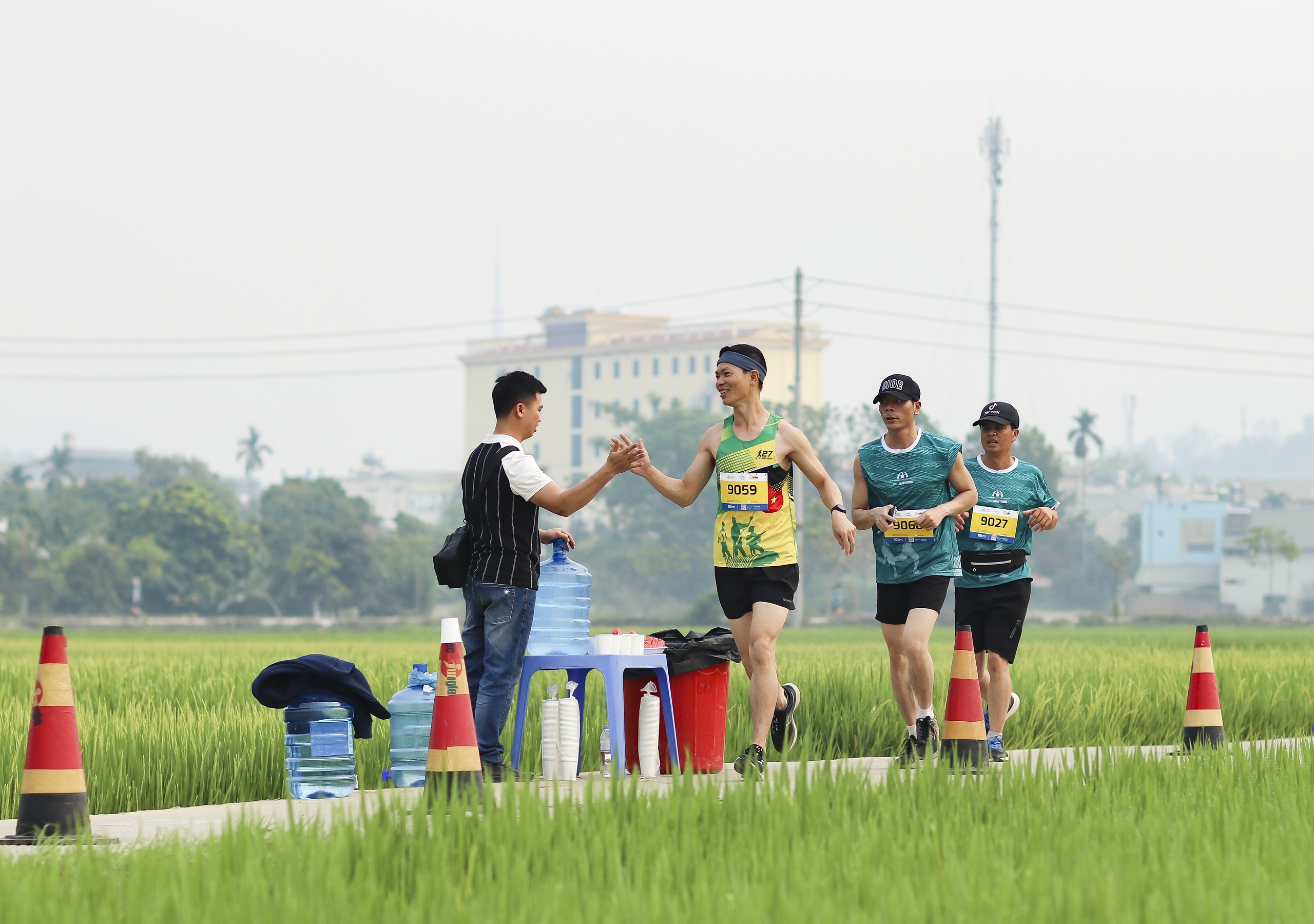 Những khoảnh khắc ấn tượng tại Giải THACO Marathon vì ATGT - Điện Biên Phủ 2024- Ảnh 14.
