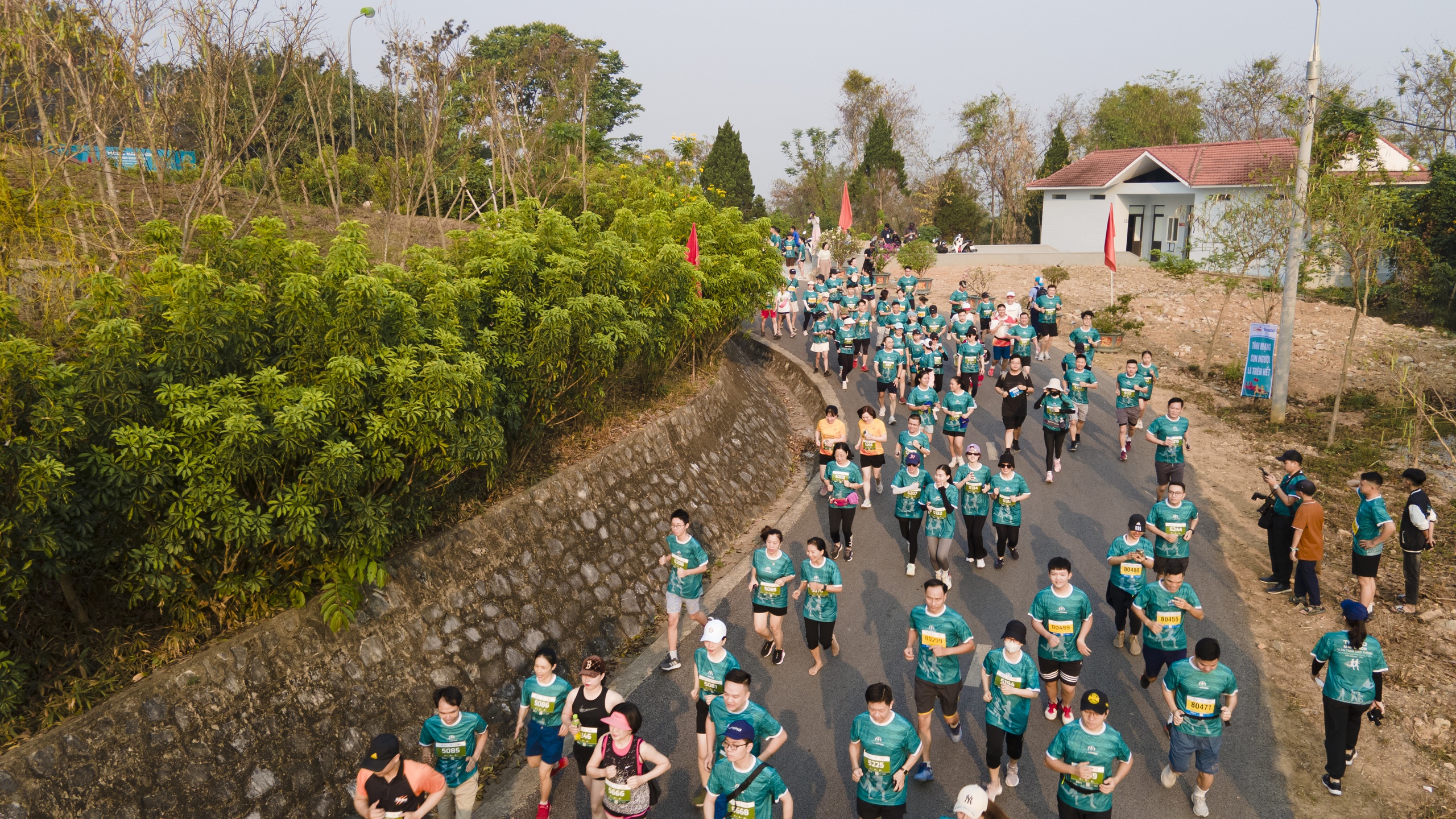 Những khoảnh khắc ấn tượng tại Giải THACO Marathon vì ATGT - Điện Biên Phủ 2024- Ảnh 12.