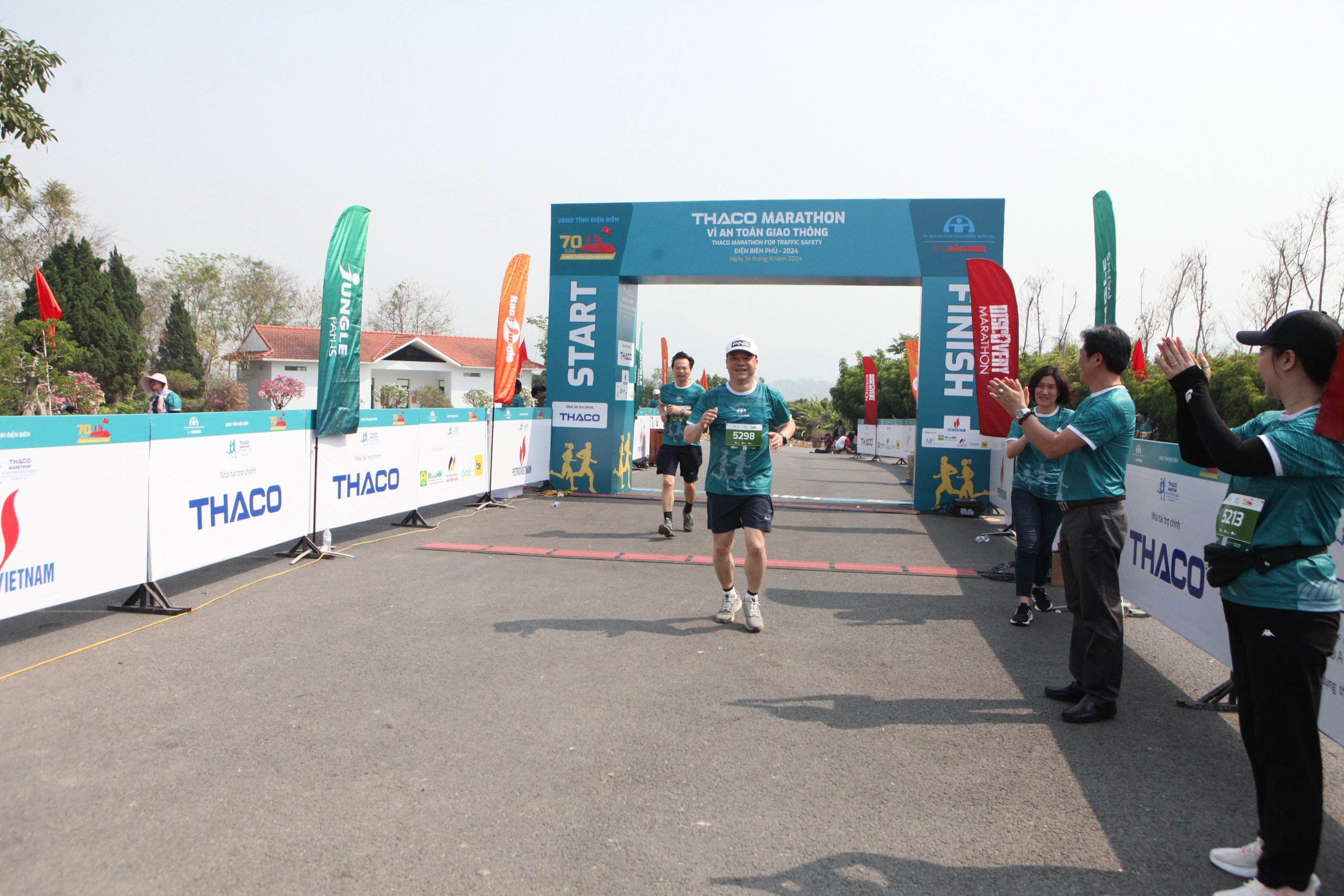 Trực tiếp: Giải THACO Marathon vì ATGT - Điện Biên Phủ 2024 thành công rực rỡ- Ảnh 17.