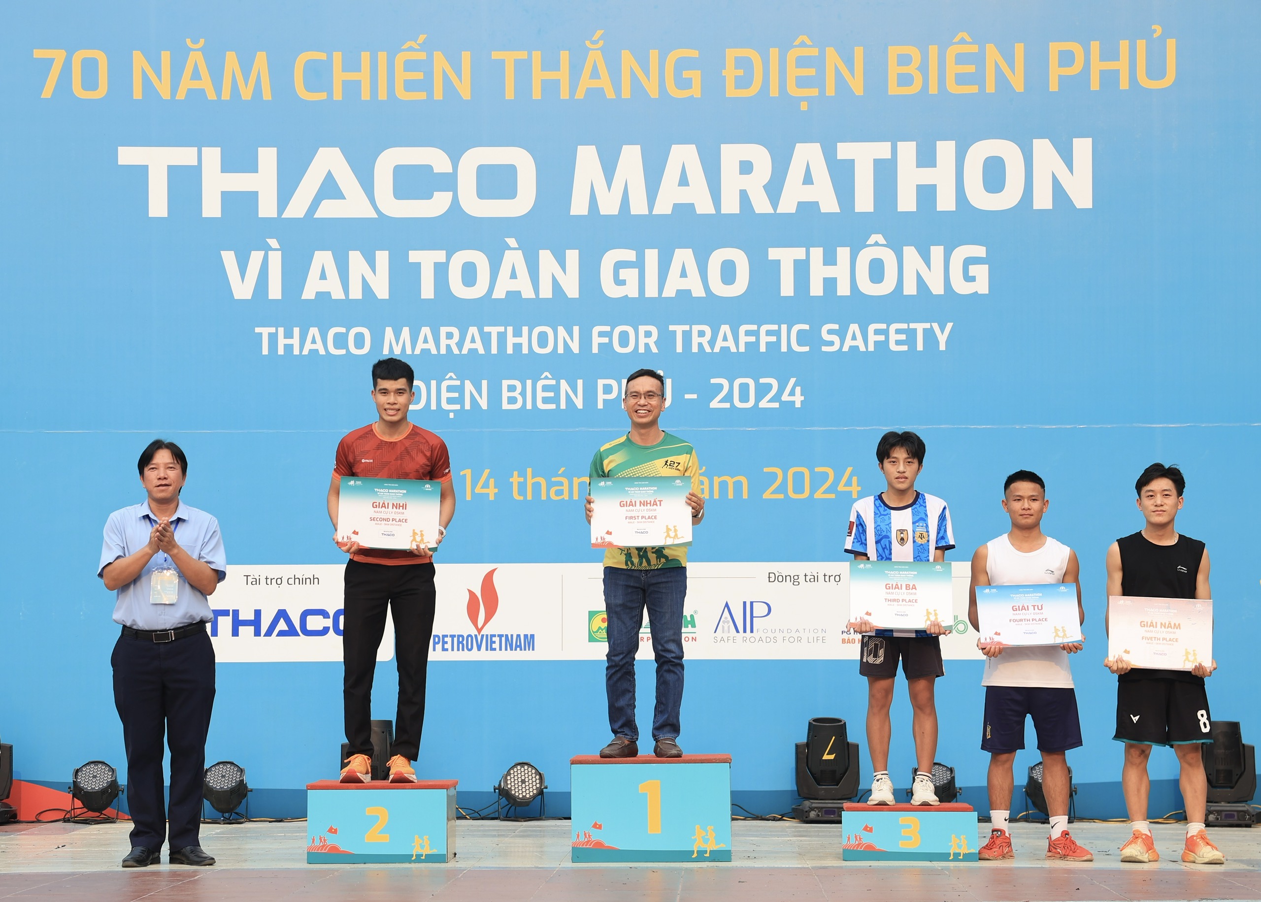 Trực tiếp: Giải THACO Marathon vì ATGT - Điện Biên Phủ 2024 thành công rực rỡ- Ảnh 11.