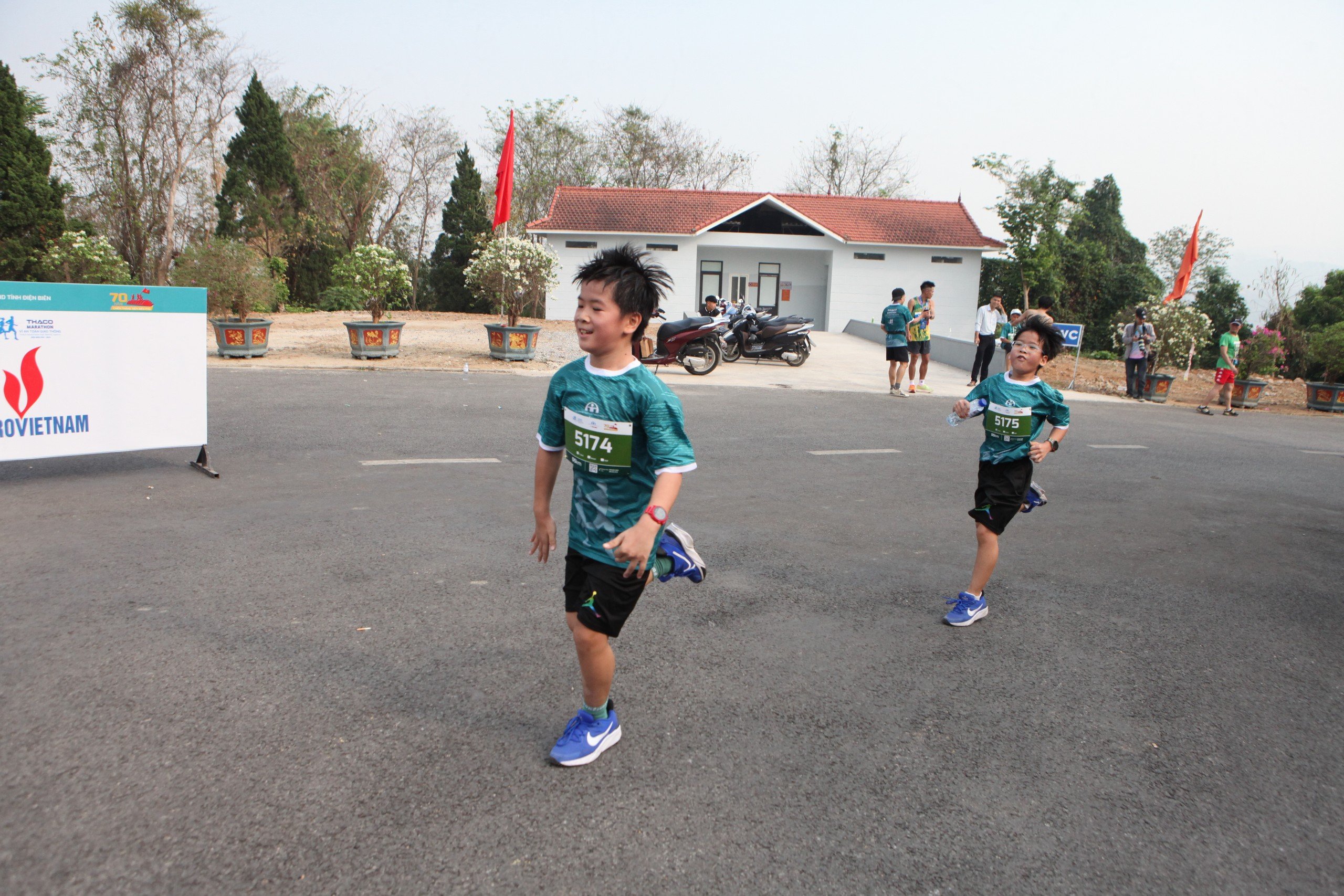 Trực tiếp: Giải THACO Marathon vì ATGT - Điện Biên Phủ 2024 thành công rực rỡ- Ảnh 22.