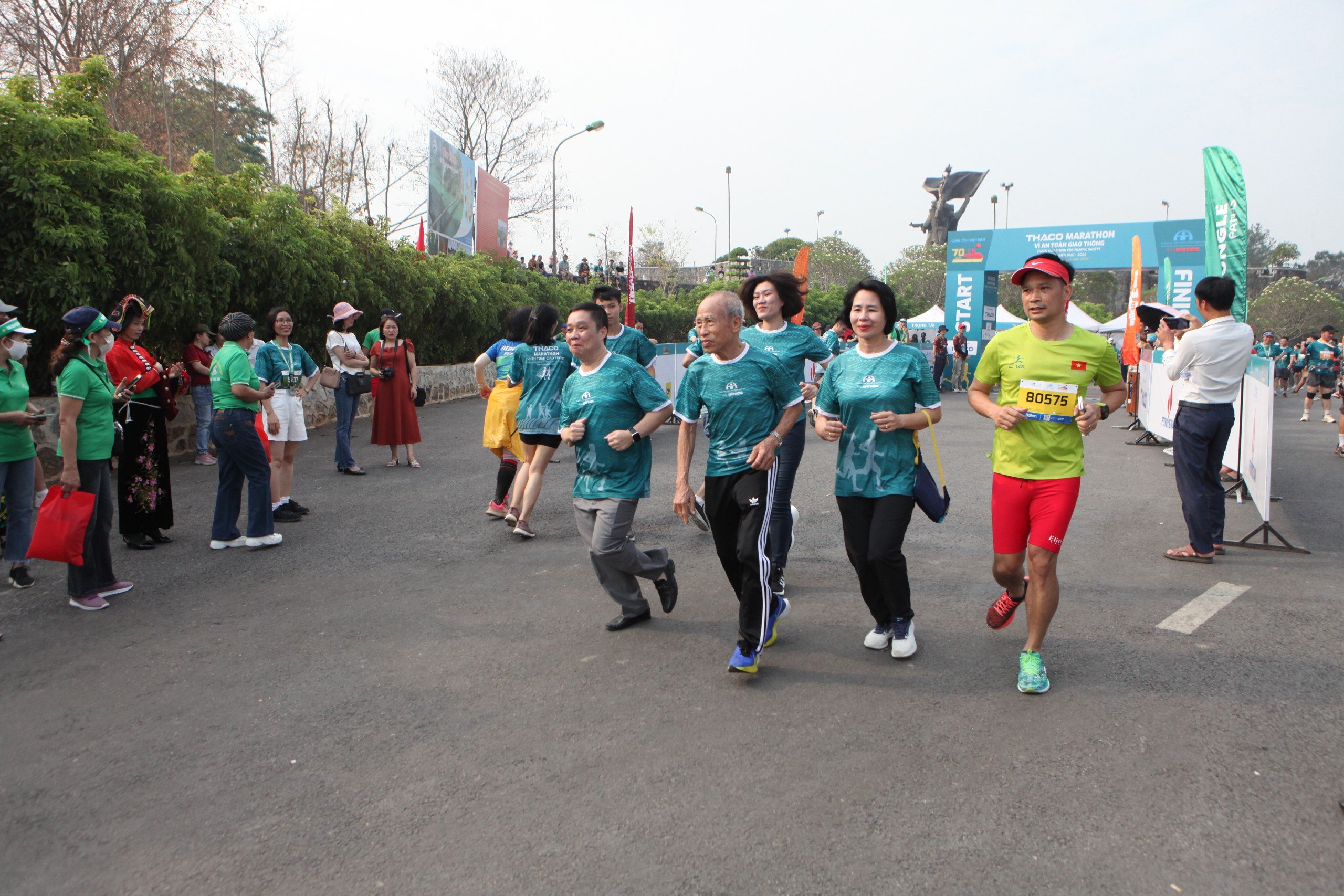 Trực tiếp: Giải THACO Marathon vì ATGT - Điện Biên Phủ 2024 thành công rực rỡ- Ảnh 26.