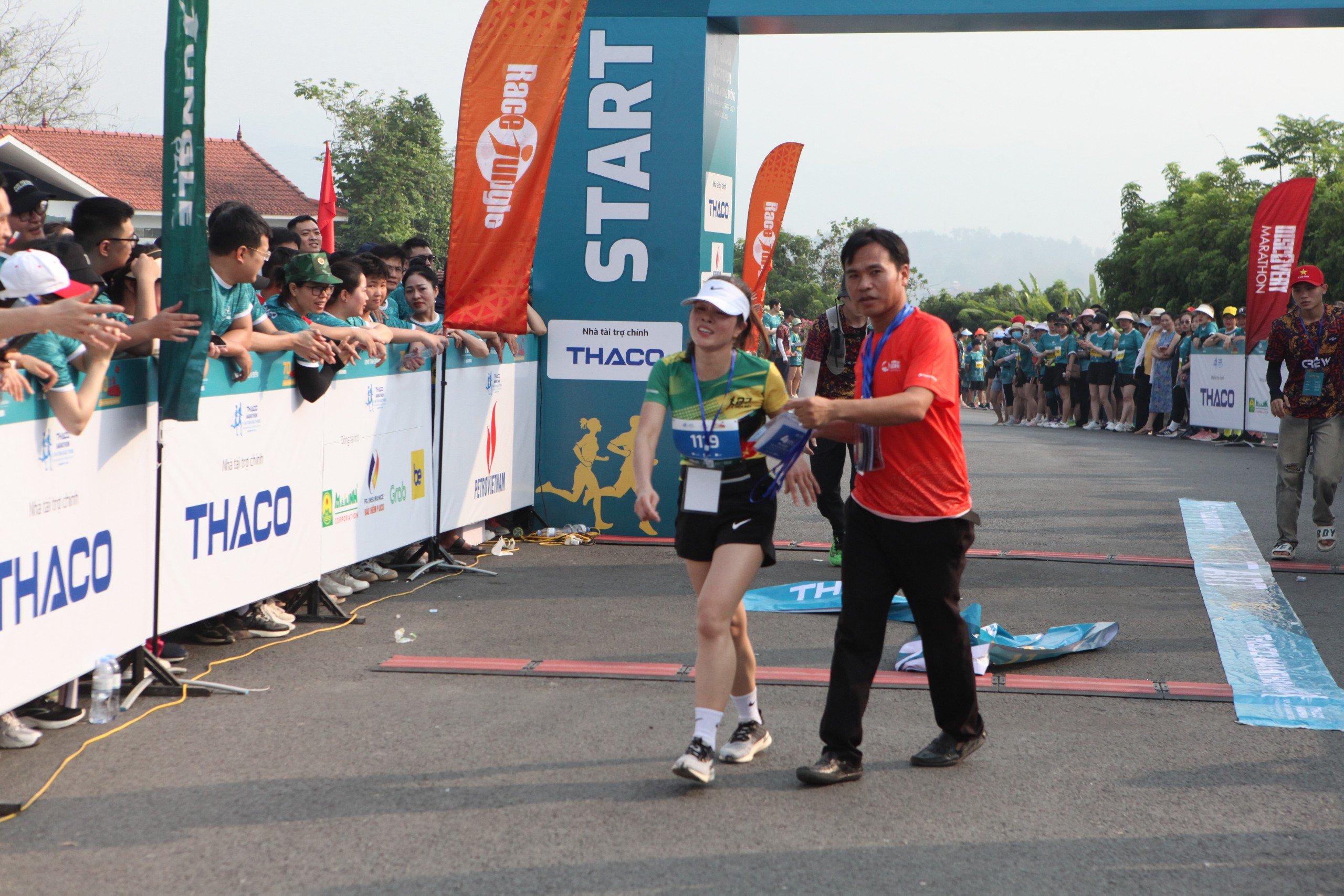 Trực tiếp: Giải THACO Marathon vì ATGT - Điện Biên Phủ 2024 thành công rực rỡ- Ảnh 28.