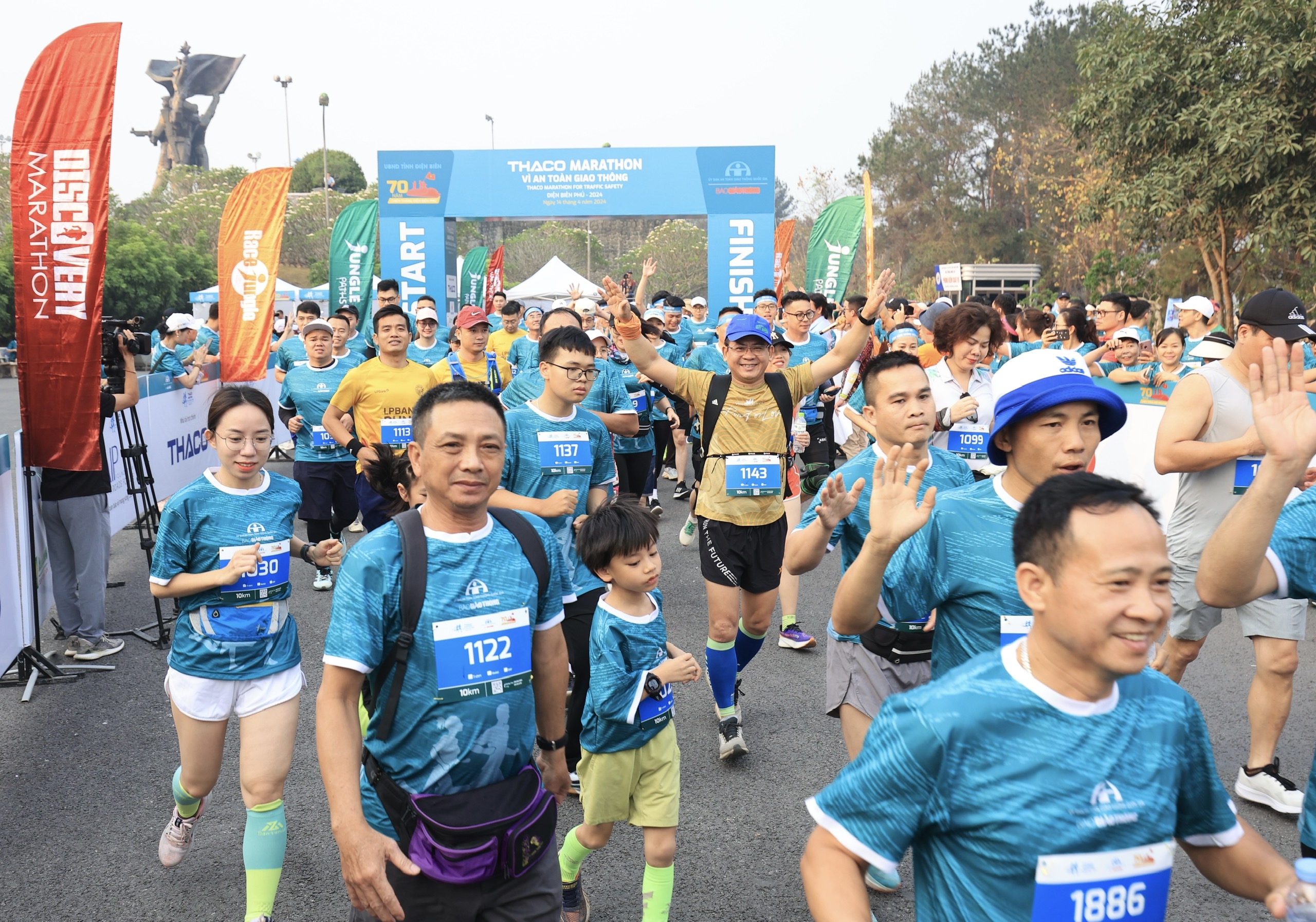 Trực tiếp: Giải THACO Marathon vì ATGT - Điện Biên Phủ 2024 thành công rực rỡ- Ảnh 38.