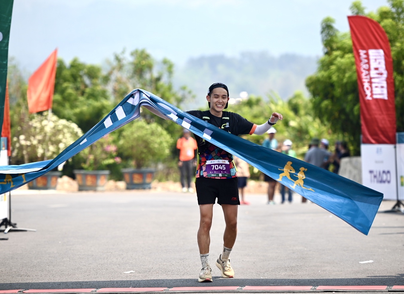 Trực tiếp: Giải THACO Marathon vì ATGT - Điện Biên Phủ 2024 thành công rực rỡ- Ảnh 16.