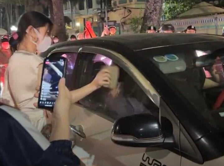Người phụ nữ nghi đánh ghen, dùng gạch đập ô tô gây náo loạn phố phường Hà Nội- Ảnh 1.