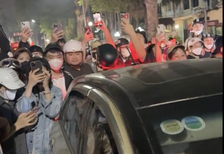 Người phụ nữ nghi đánh ghen, dùng gạch đập ô tô gây náo loạn phố phường Hà Nội- Ảnh 2.