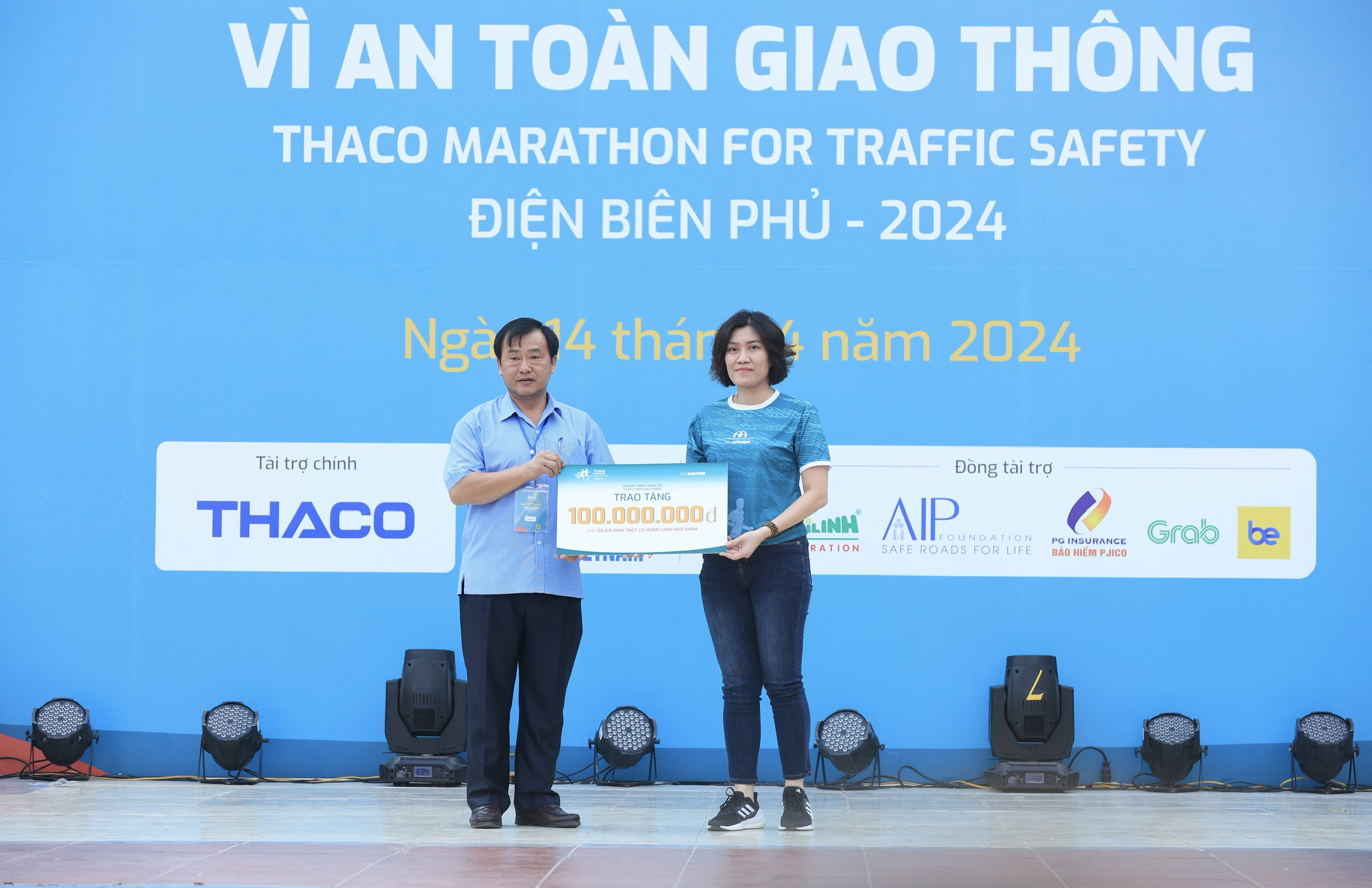 Trực tiếp: Giải THACO Marathon vì ATGT - Điện Biên Phủ 2024 thành công rực rỡ- Ảnh 32.