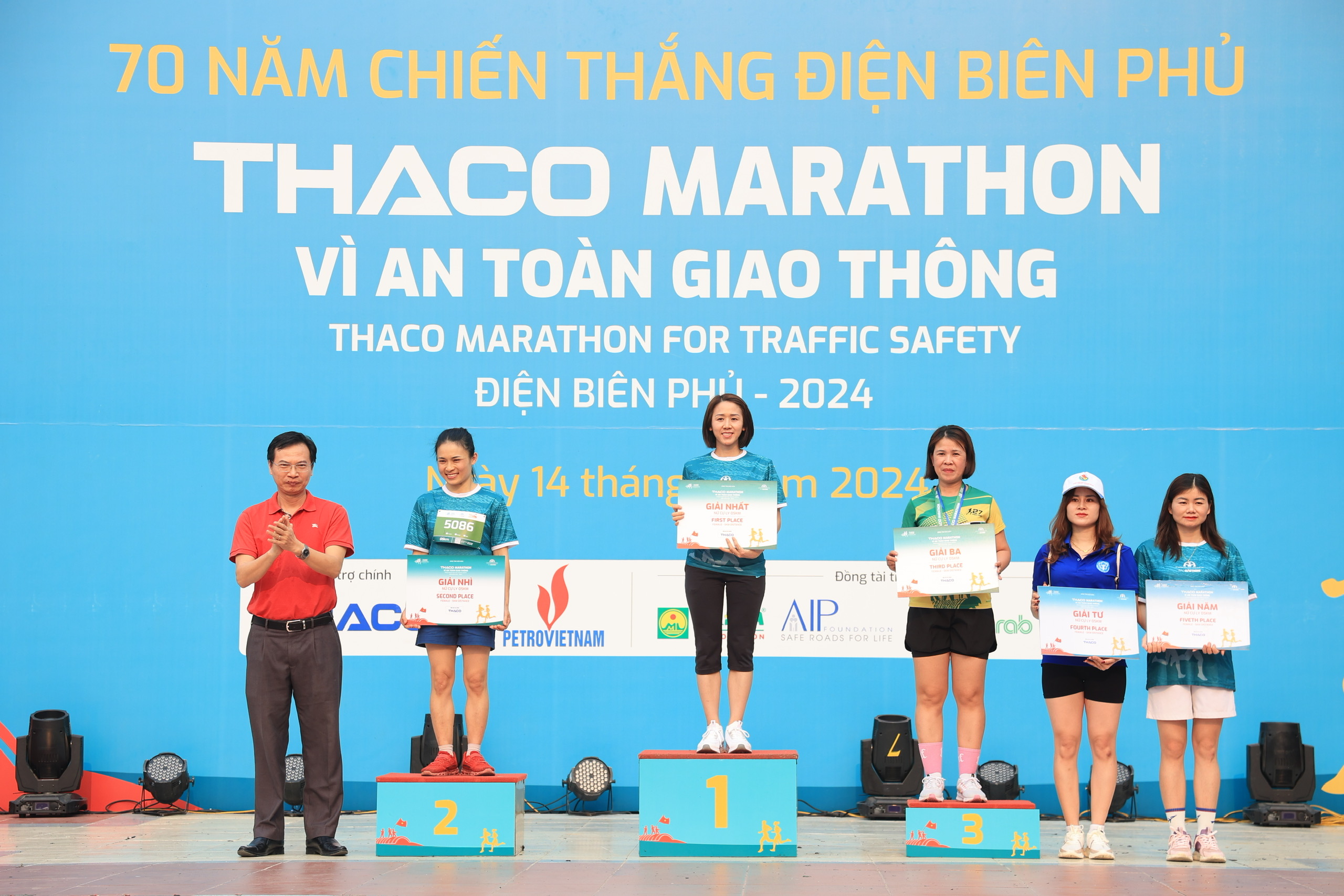 Trực tiếp: Giải THACO Marathon vì ATGT - Điện Biên Phủ 2024 thành công rực rỡ- Ảnh 12.
