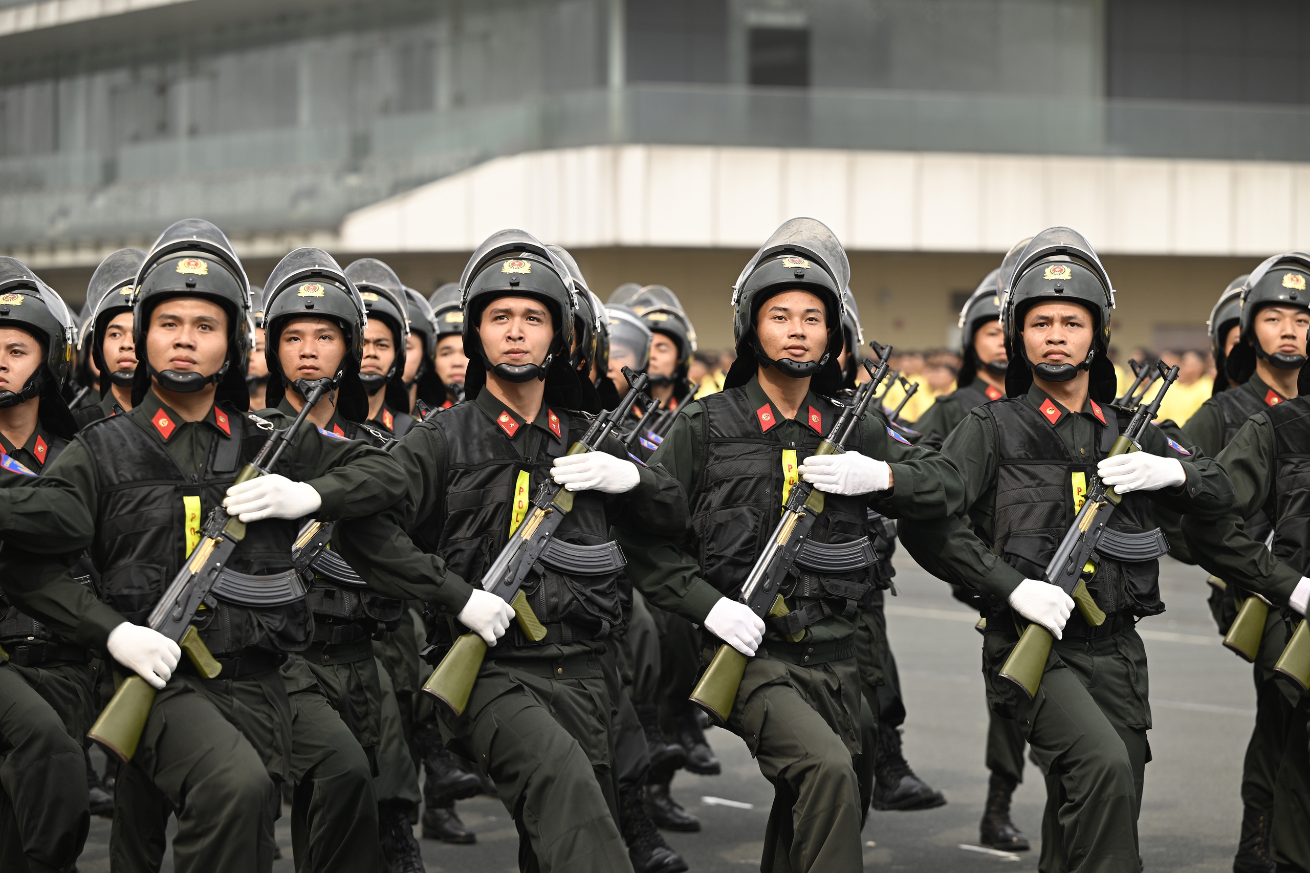 Cảnh sát cơ động trình diễn sức mạnh mừng kỷ niệm 50 năm Ngày truyền thống- Ảnh 3.
