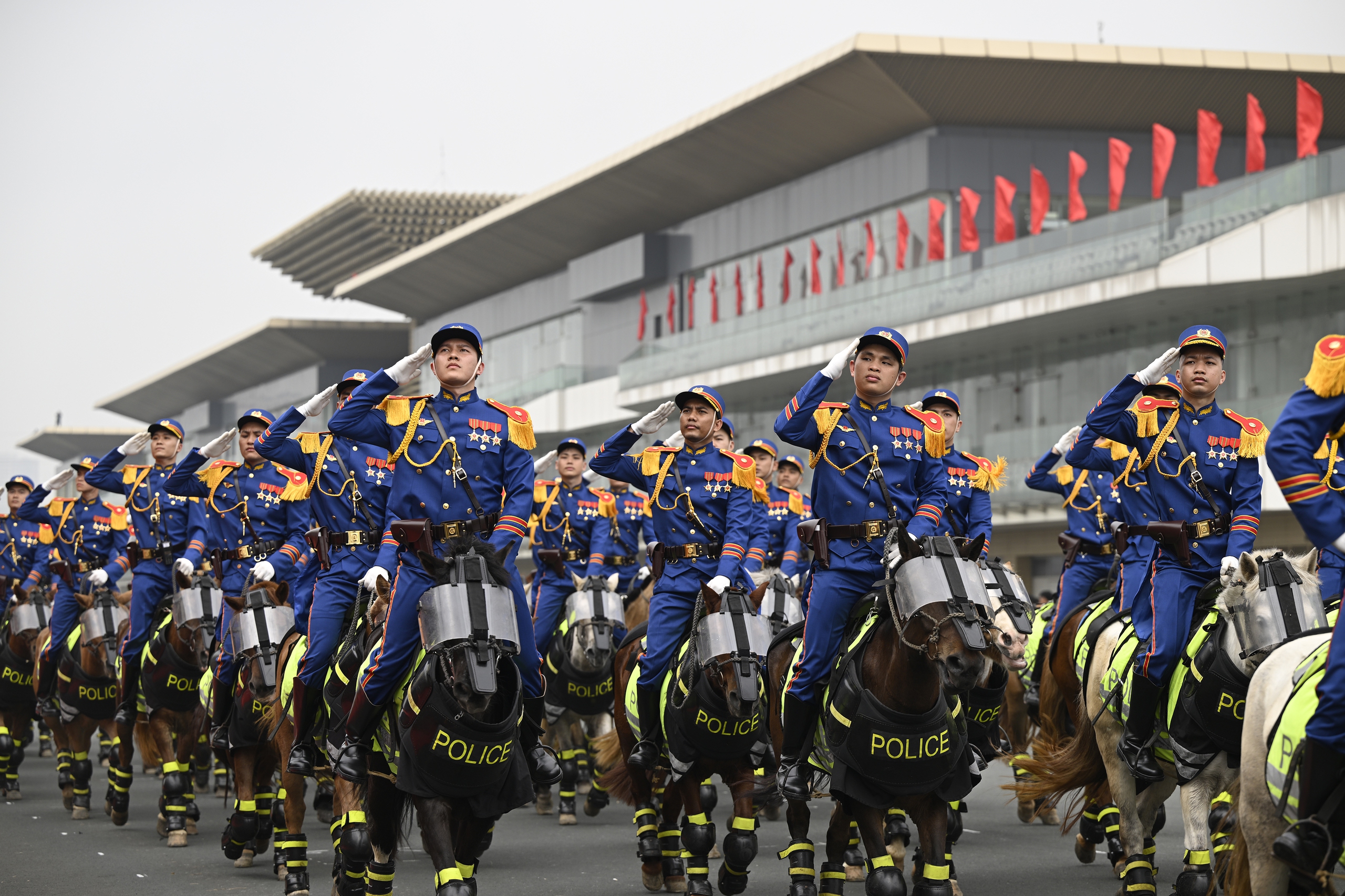 Cảnh sát cơ động trình diễn sức mạnh mừng kỷ niệm 50 năm Ngày truyền thống- Ảnh 7.