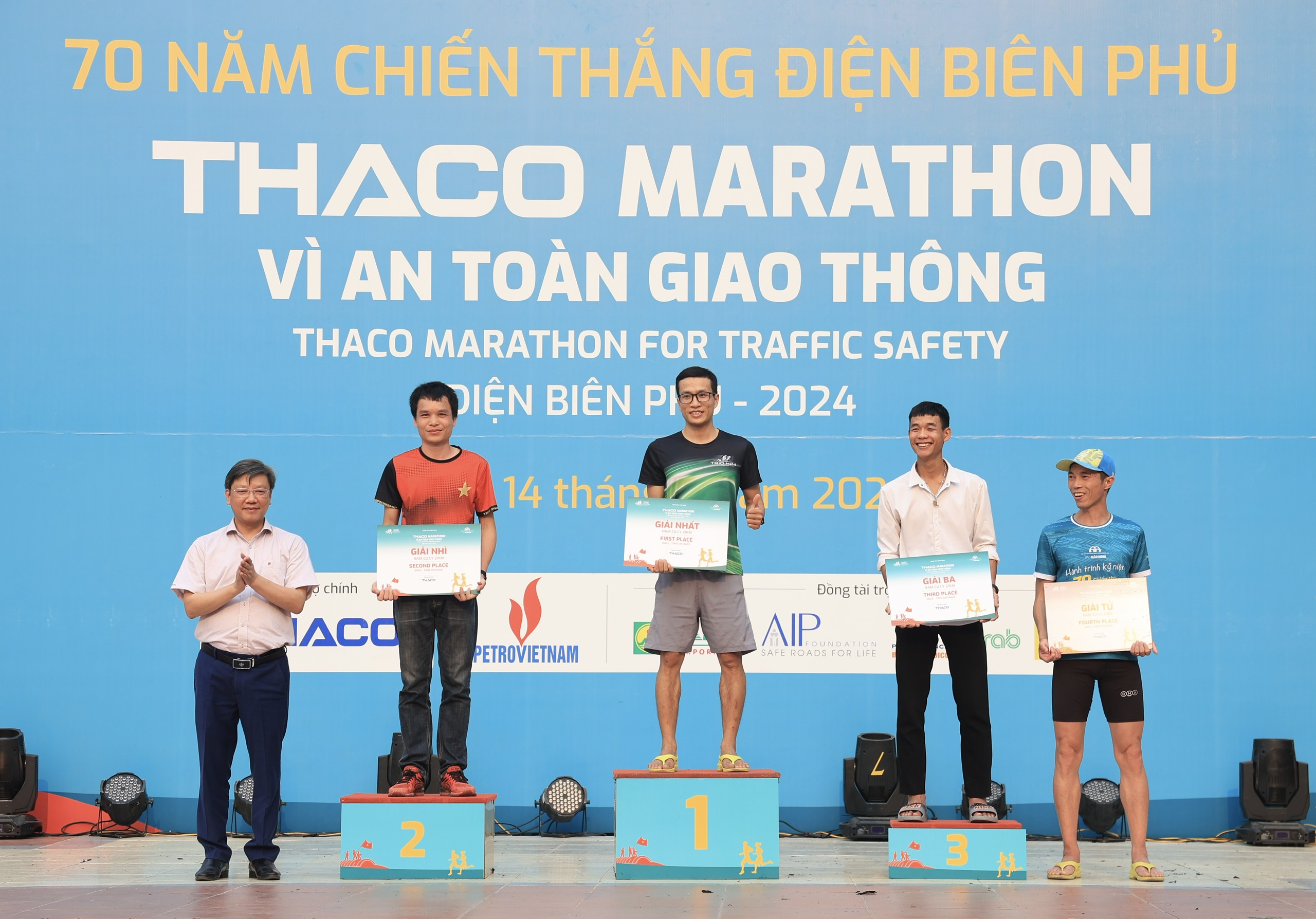 Trực tiếp: Giải THACO Marathon vì ATGT - Điện Biên Phủ 2024 thành công rực rỡ- Ảnh 7.