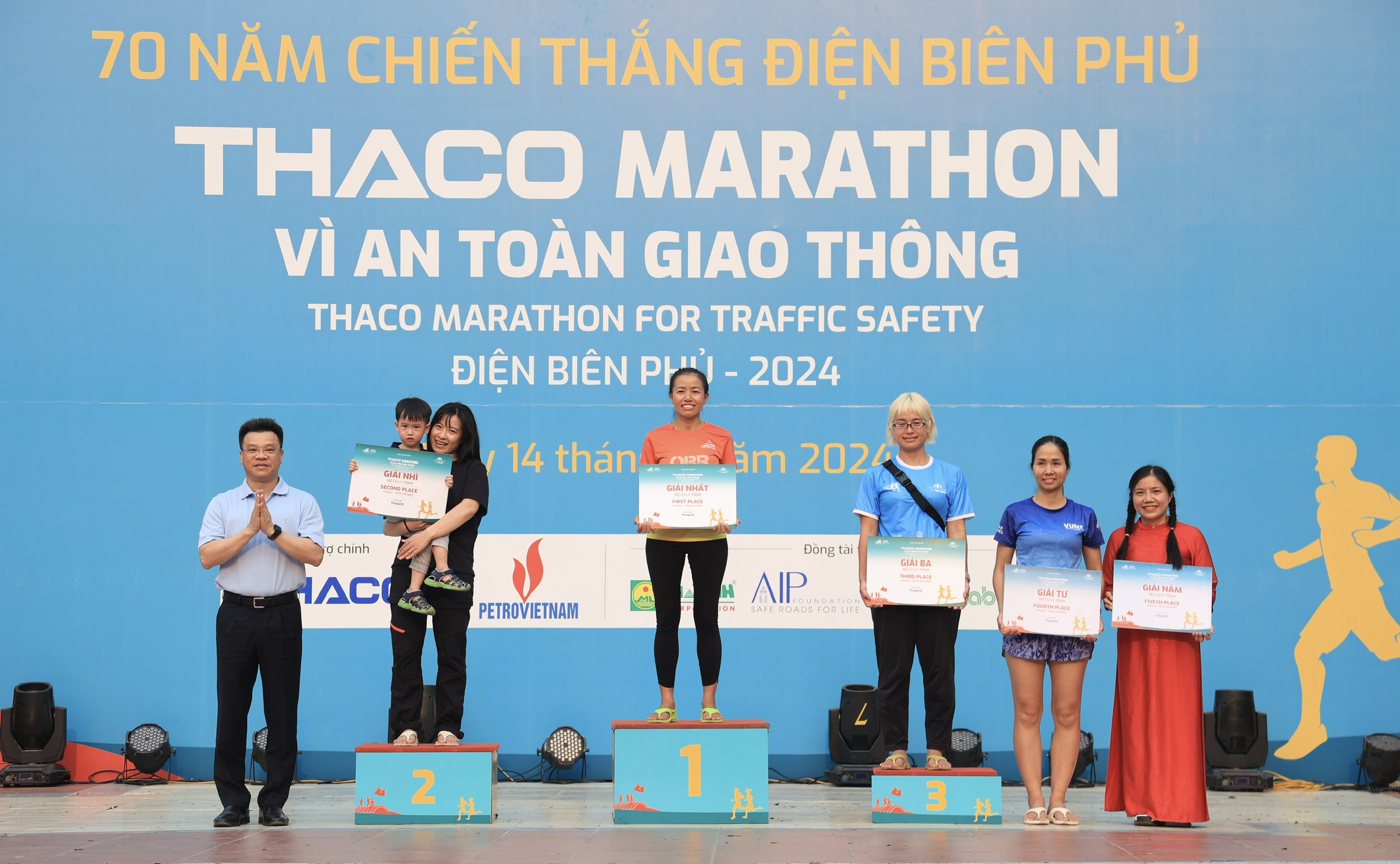 "Cô gái thép" Lê Thị Hằng vô địch THACO Marathon vì ATGT - Điện Biên Phủ 2024- Ảnh 1.