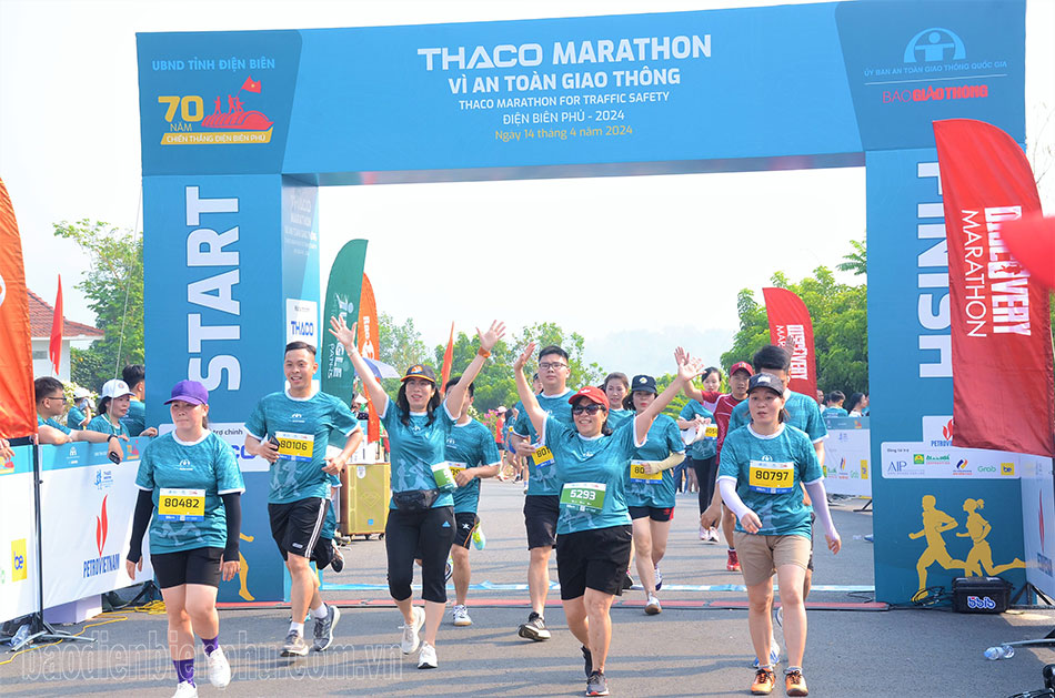 Trực tiếp: Giải THACO Marathon vì ATGT - Điện Biên Phủ 2024 thành công rực rỡ- Ảnh 21.