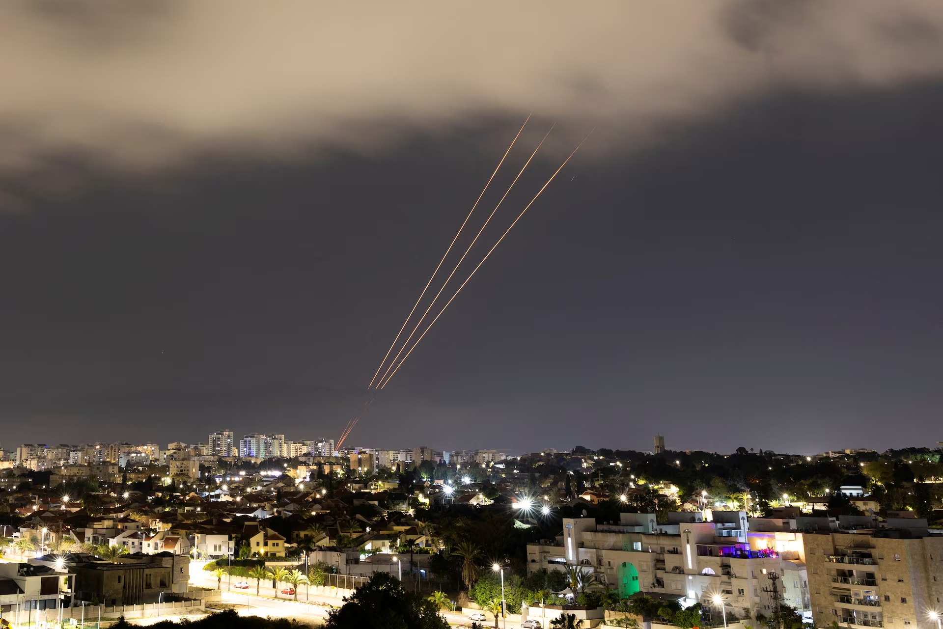 Tối 13/3 (rạng sáng 14/4 theo giờ Việt Nam), Iran đã phóng hàng loạt máy bay không người lái trang bị tên lửa, xâm nhập vào lãnh thổ Israel và tiến hành cuộc tấn công trực tiếp đầu tiên vào nước này. (Ảnh: Reuters)