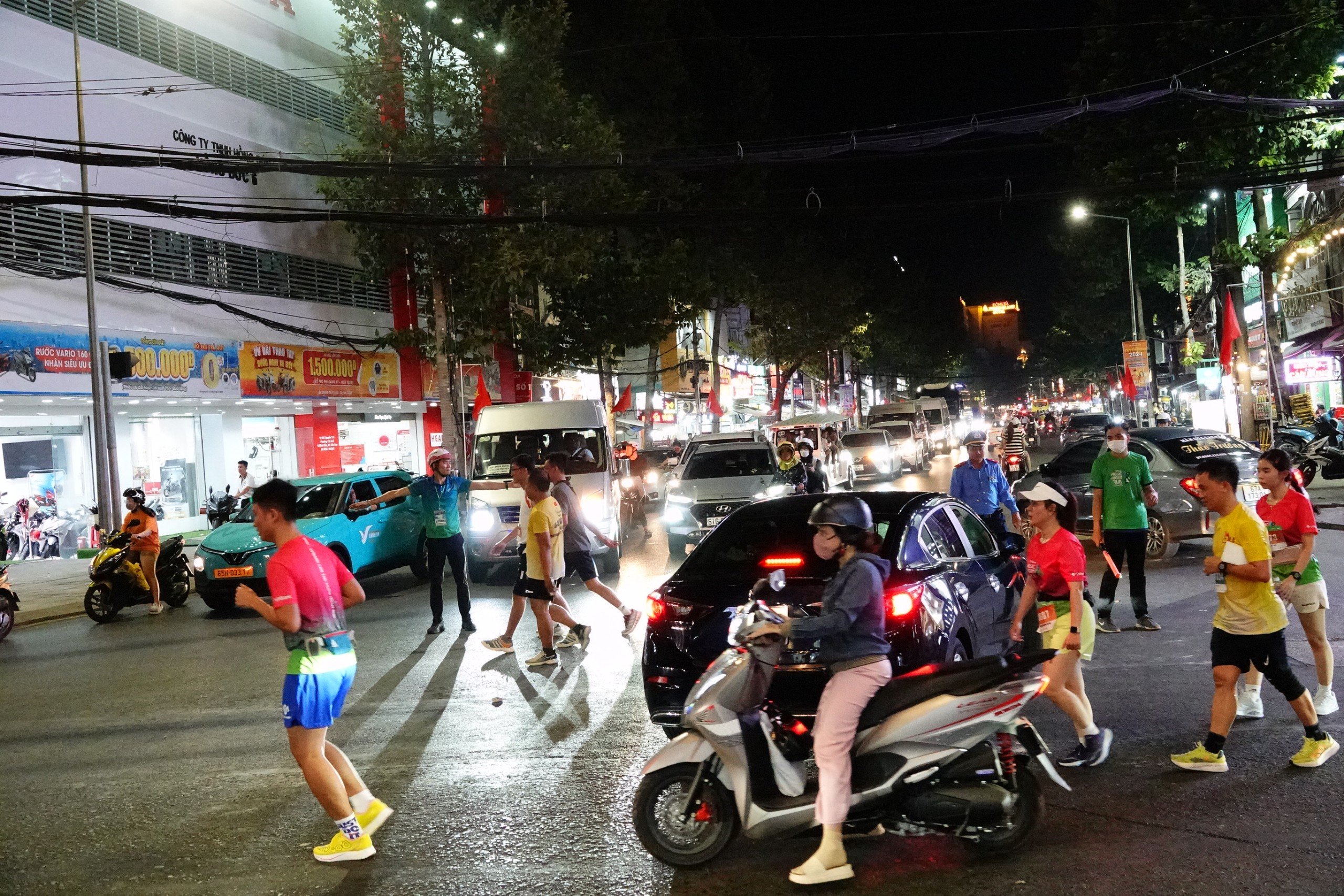 Hơn 7.000 người tham gia giải chạy bộ ở Cần Thơ phải chen với xe cộ trên đường- Ảnh 1.