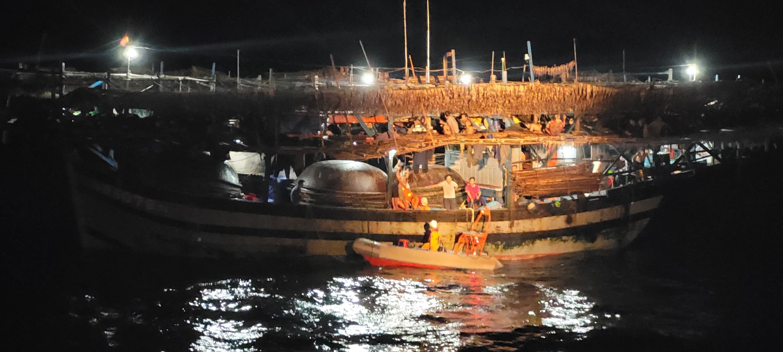 Liên tiếp cứu ngư dân gặp nạn trên vùng biển Hoàng Sa- Ảnh 1.