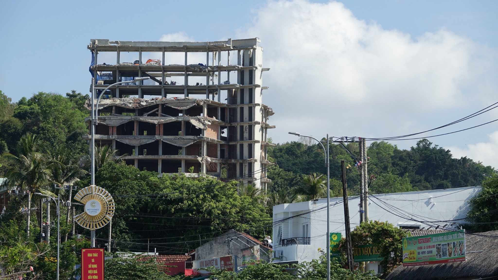 Tháo dỡ xong tòa nhà 12 tầng xây trái phép ở Phú Quốc- Ảnh 1.