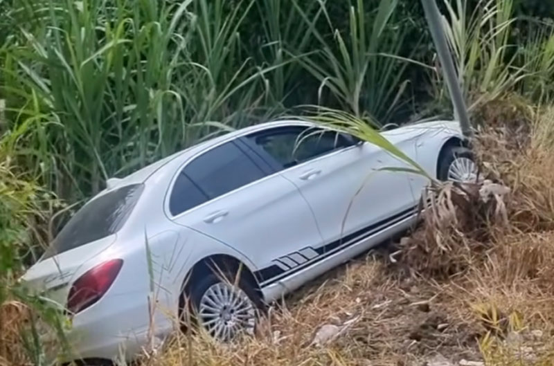 Chiếc Mercedes lao xuống vệ đường sau cú va chạm.