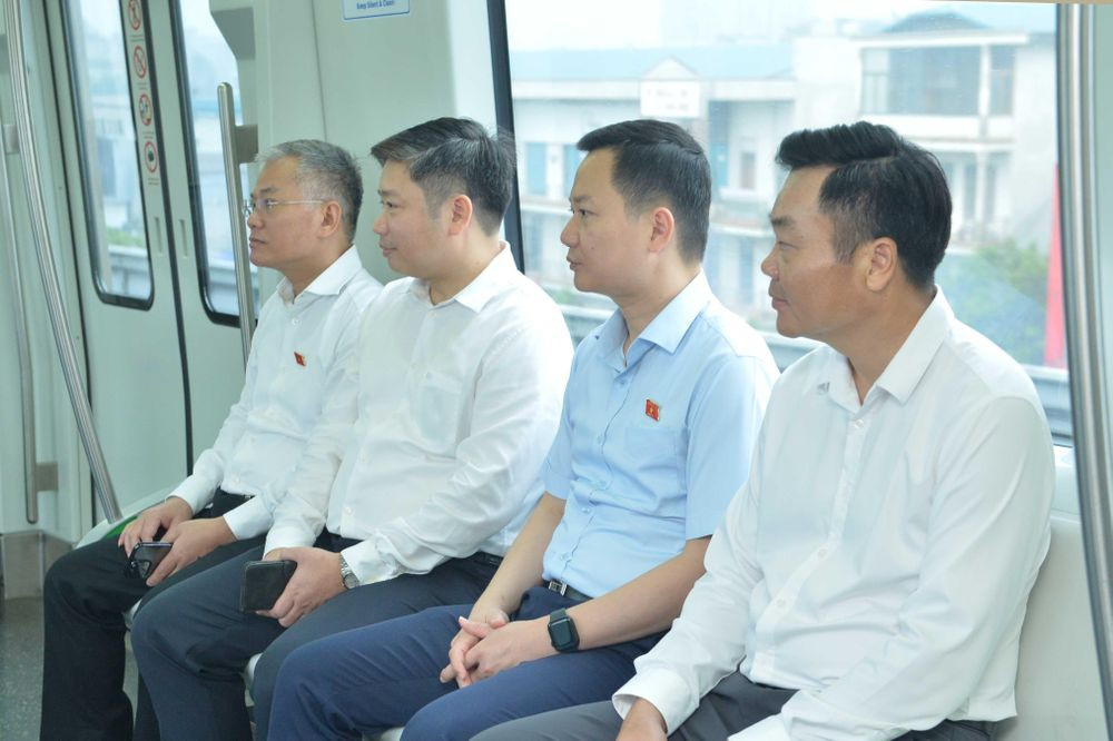 Đoàn giám sát của Quốc hội khảo sát hoạt động xe buýt, tàu điện tại Hà Nội- Ảnh 1.