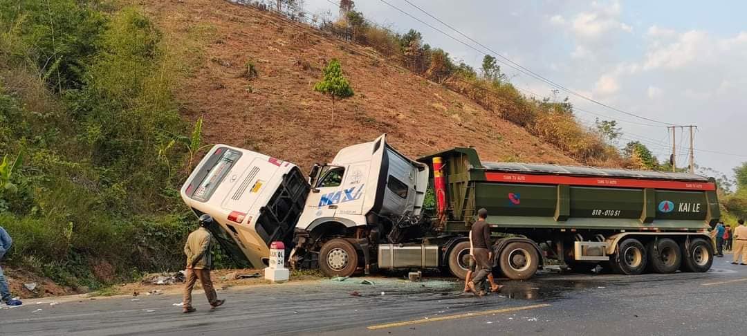 Khởi tố điều tra vụ TNGT ô tô khách tông xe tải ở Kon Tum- Ảnh 1.