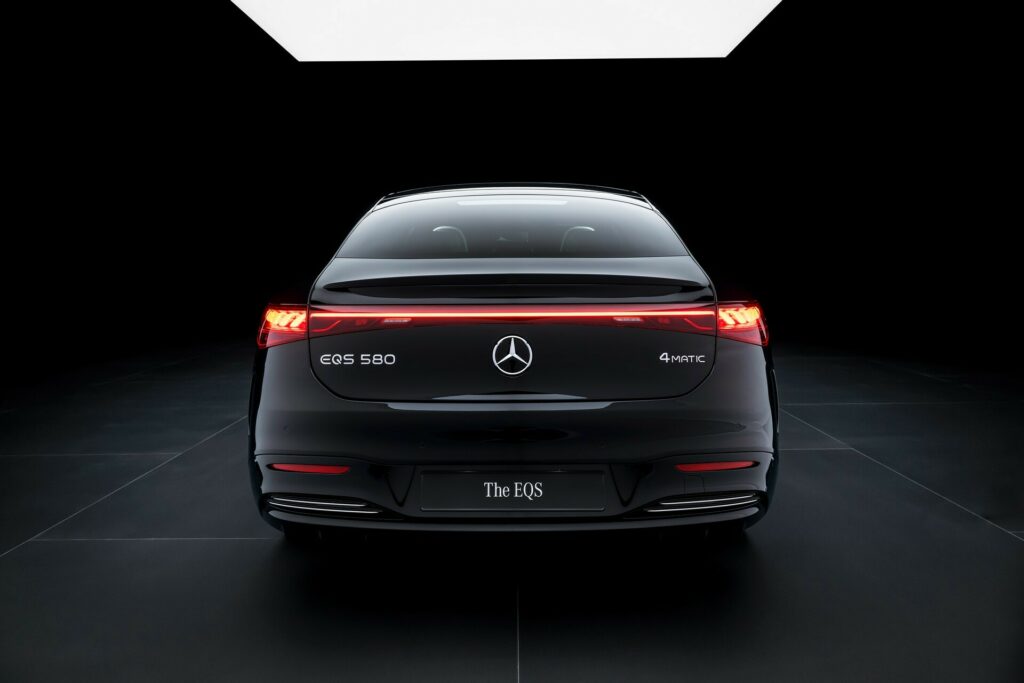 Mercedes-Benz EQS 2025 ra mắt với thiết kế mới