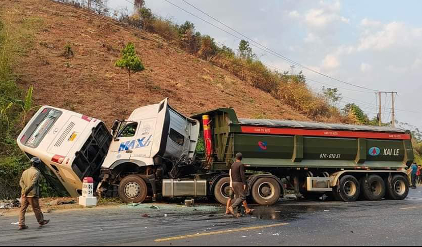 Vụ TNGT ô tô khách tông xe tải ở Kon Tum: Lỗi vượt ẩu xử lý ra sao?- Ảnh 1.