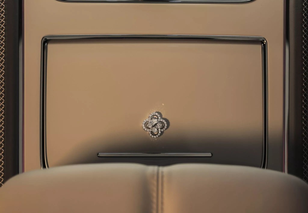 Chiêm ngưỡng xe mui trần Bentley Continental GTC Mulliner dát vàng