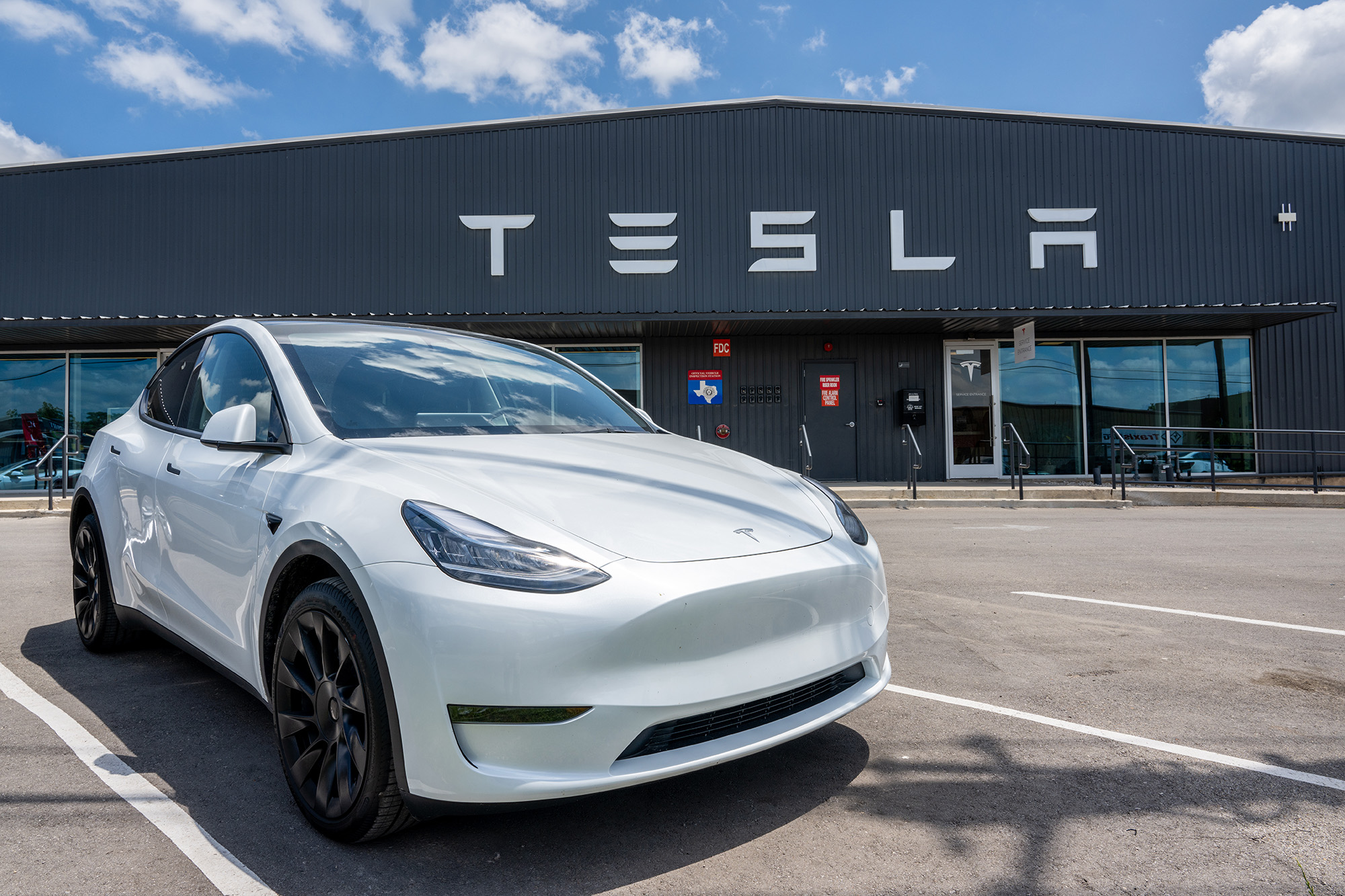 Tesla sa thải hàng loạt nhân sự vì kết quả bán hàng đi xuống- Ảnh 1.