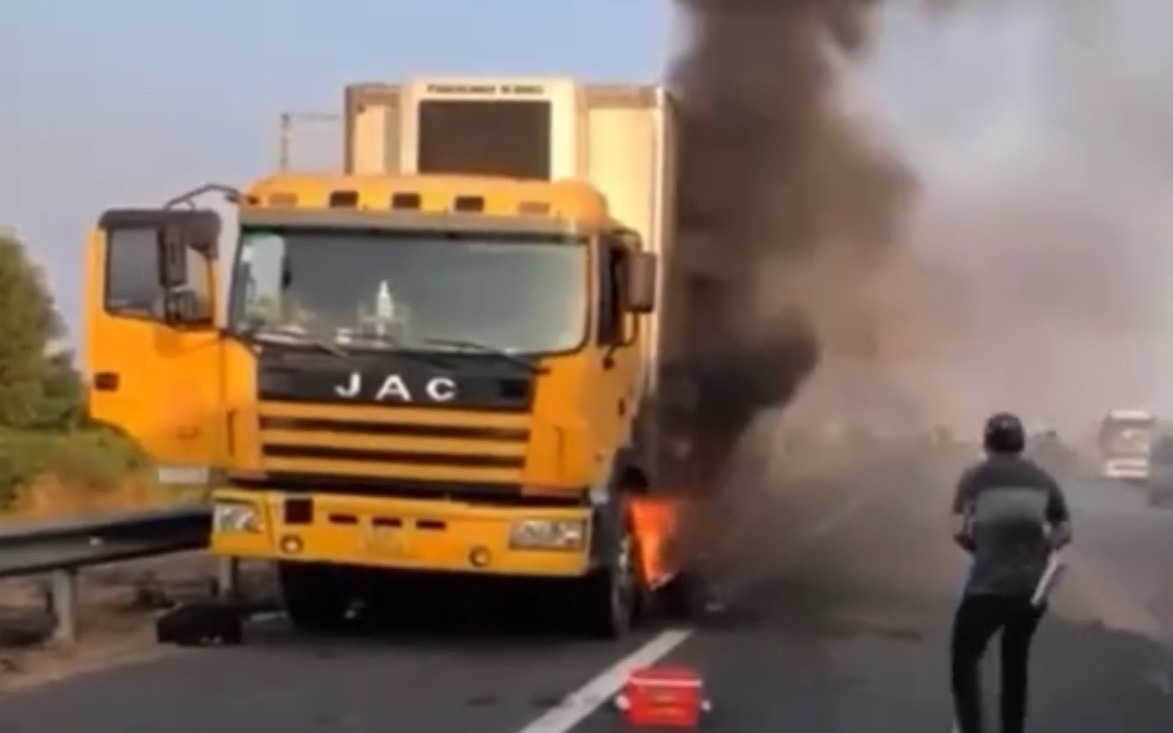 Dập tắt kịp thời vụ cháy xe tải trên cao tốc TP.HCM - Long Thành - Dầu Giây