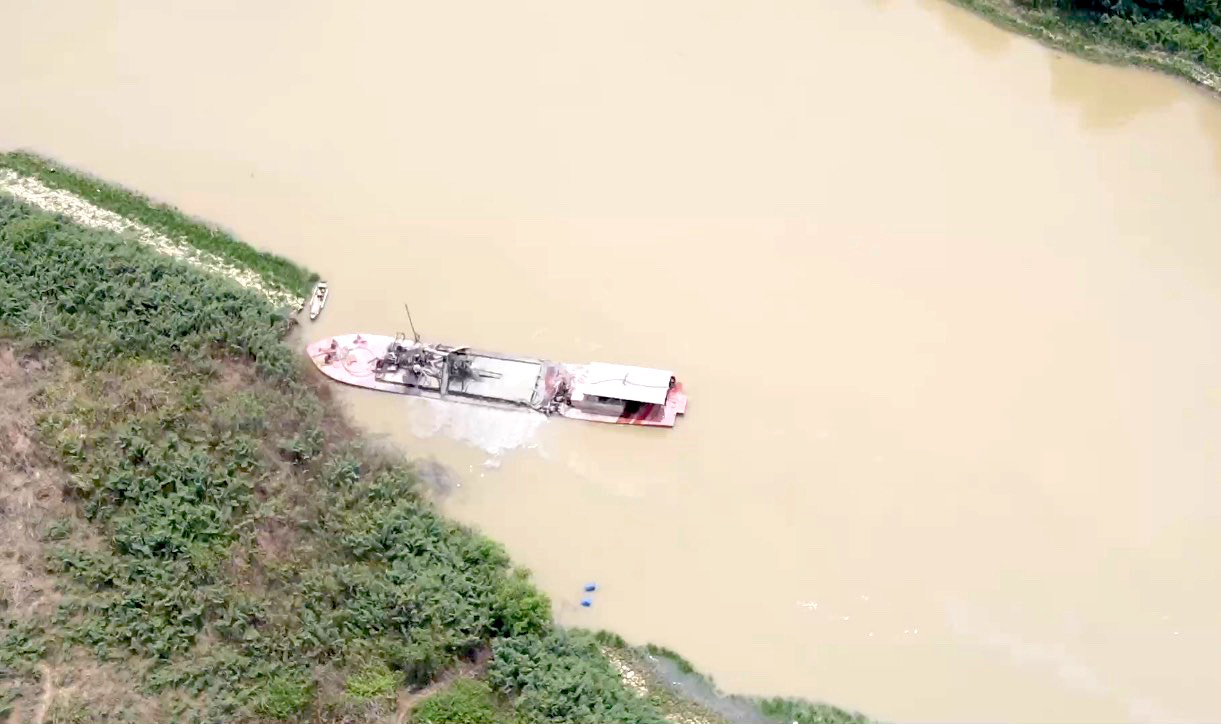 Đắk Lắk: Dân lo sạt lở bờ sông vì tàu hút cát sát bờ- Ảnh 1.