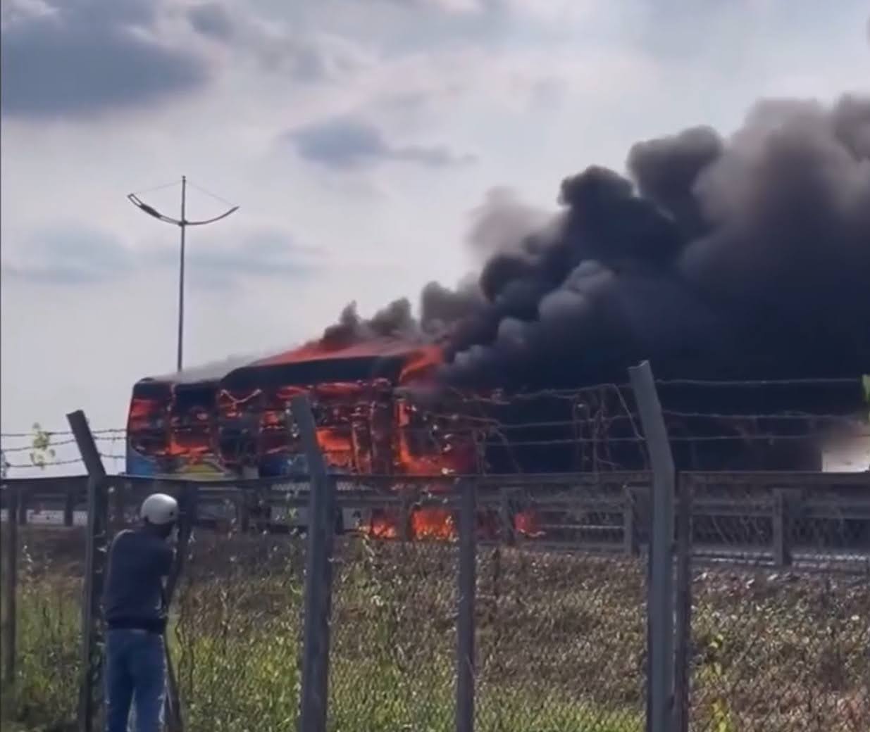 Xe giường nằm bốc cháy trên cao tốc, 18 hành khách thoát nạn- Ảnh 1.