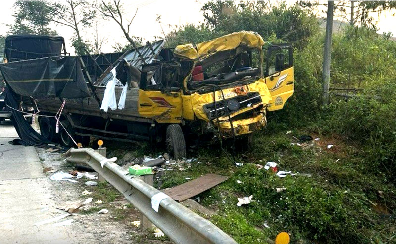 Hiện trường tai nạn xe tải xảy ra trên đường Hồ Chí Minh qua Kon Tum khiến 2 người tử vong.