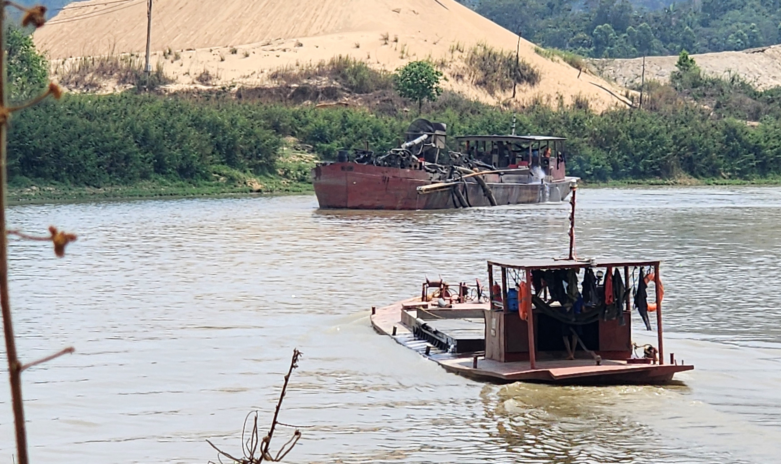 Đắk Lắk: Dân lo sạt lở bờ sông vì tàu hút cát sát bờ- Ảnh 2.