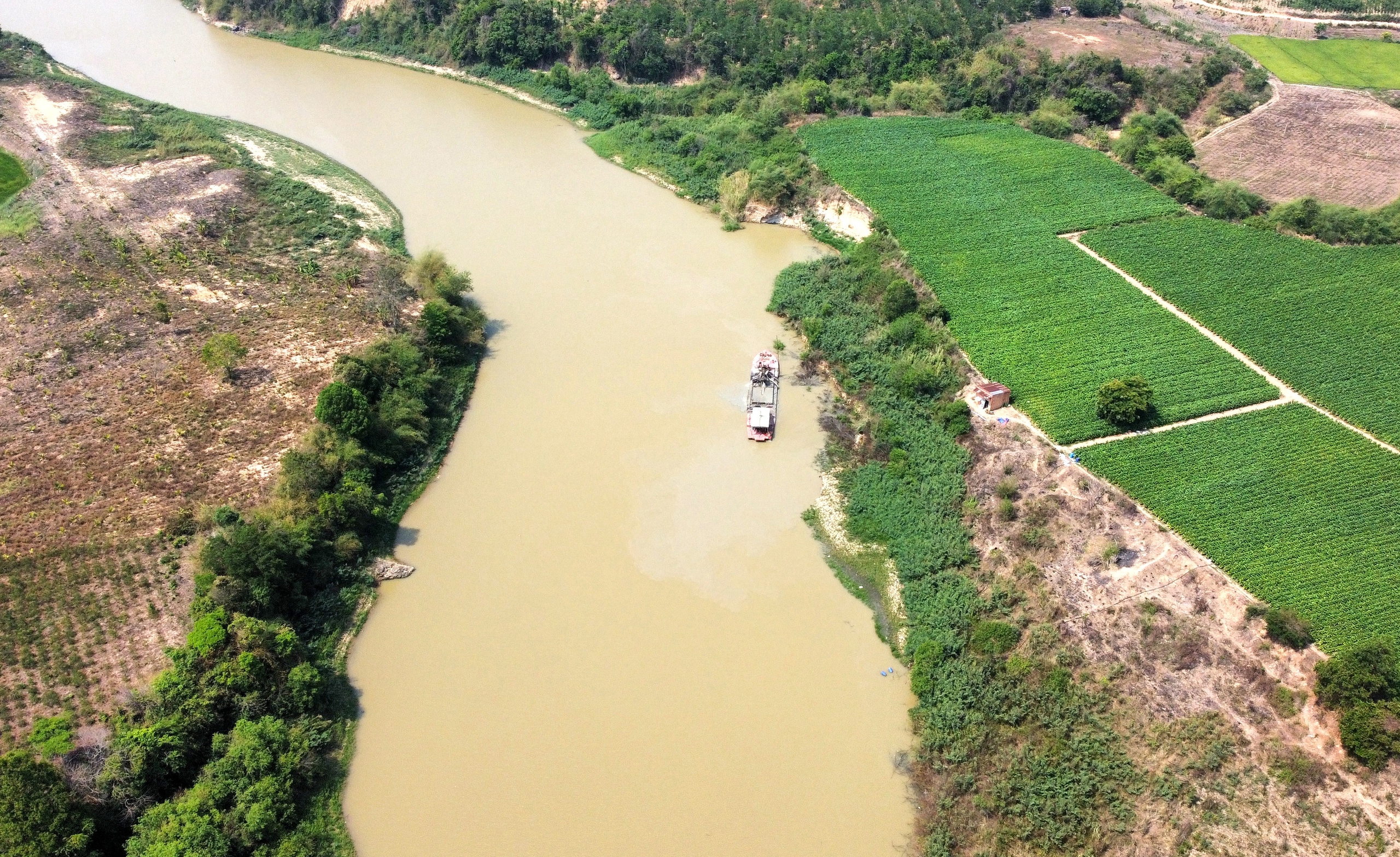 Đắk Lắk: Dân lo sạt lở bờ sông vì tàu hút cát sát bờ- Ảnh 3.