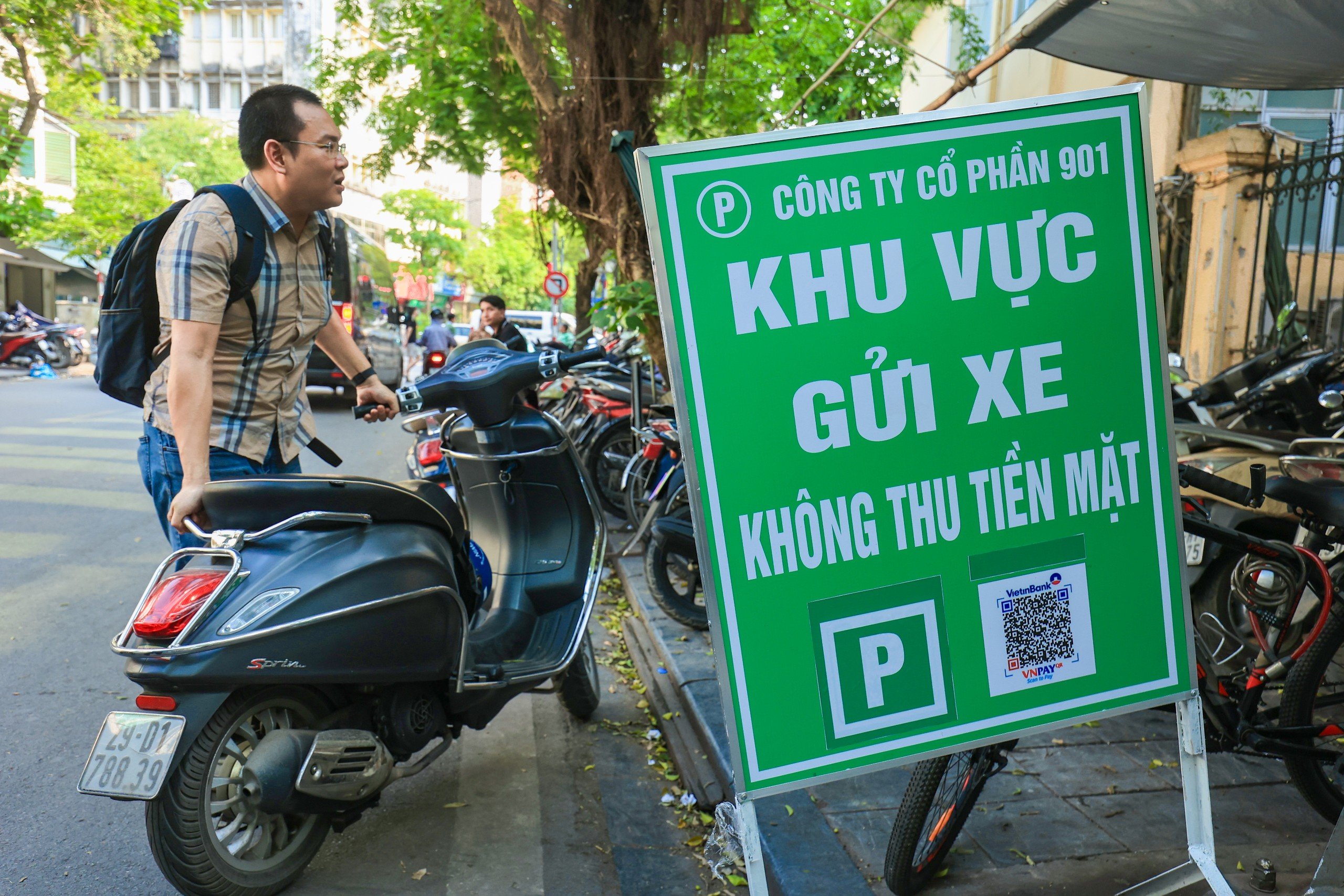 Cận cảnh các điểm gửi xe không dùng tiền mặt ở Hà Nội- Ảnh 16.
