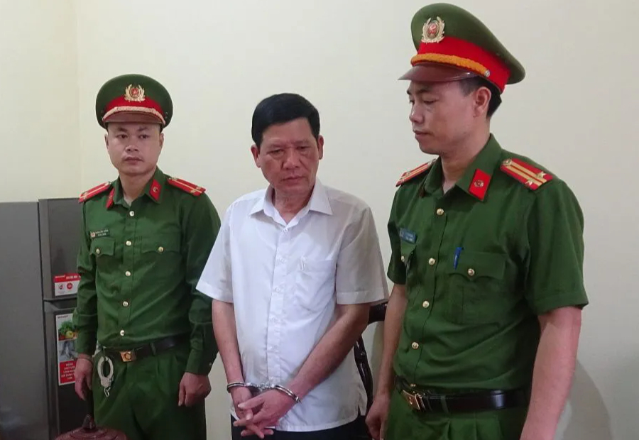 Chủ tịch và kế toán thị trấn tại Bắc Giang bị bắt giam vì chi sai tiền thuê chợ- Ảnh 1.