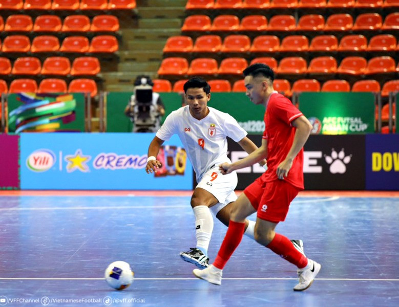 Futsal châu Á 2024: Tuyển futsal Việt Nam bị đối thủ kém 34 bậc cầm hòa  - Ảnh 1.