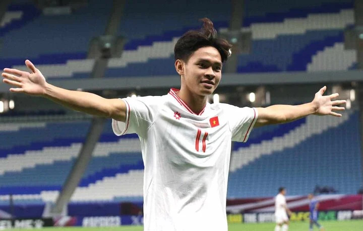 U23 châu Á: Được thủ môn Kuwait "biếu" 2 bàn thắng, U23 Việt Nam chiếm ngôi đầu bảng D - Ảnh 1.