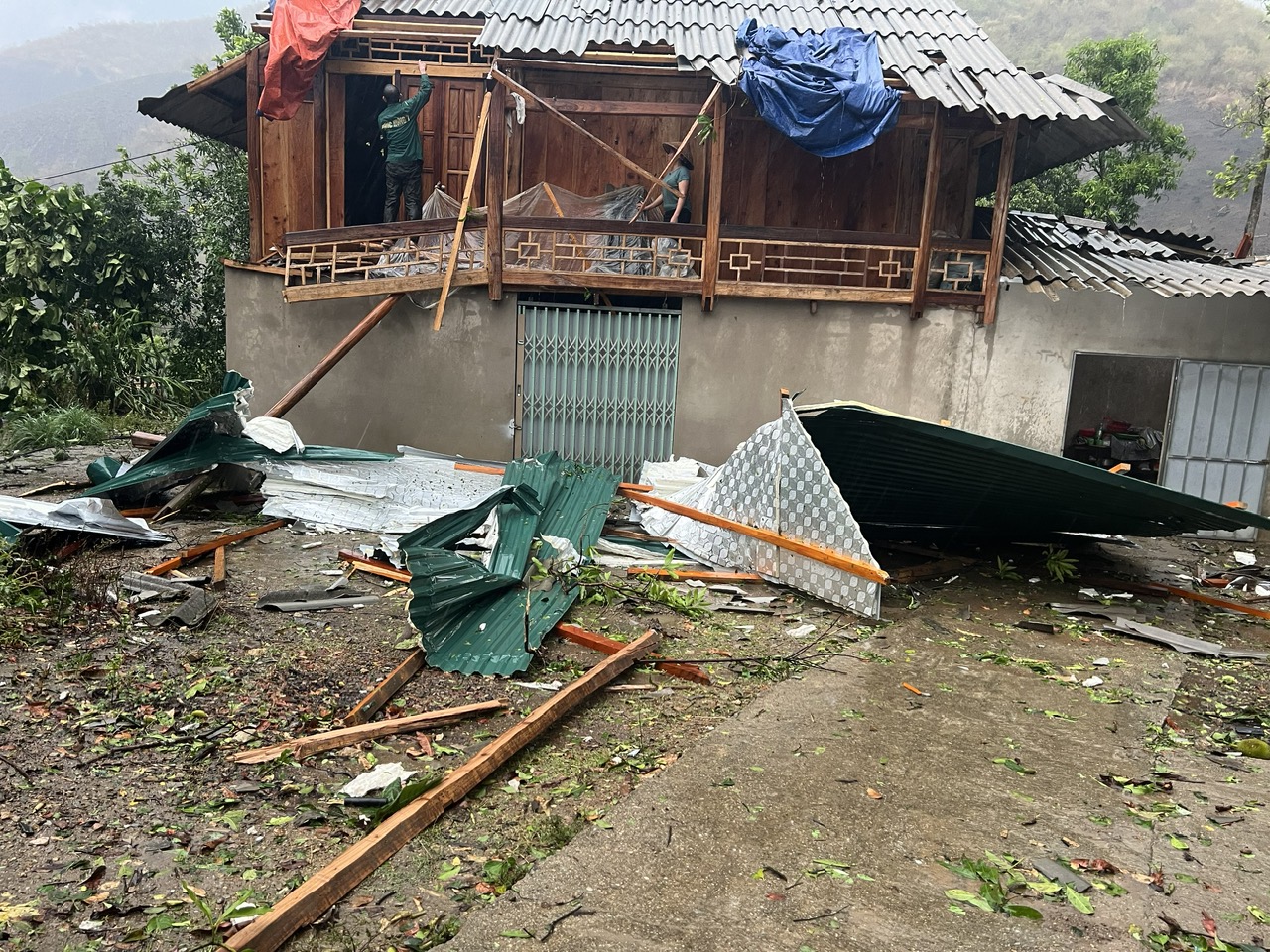 41 nhà dân ở Thanh Hóa bị tốc mái vì dông, lốc kèm mưa đá- Ảnh 4.