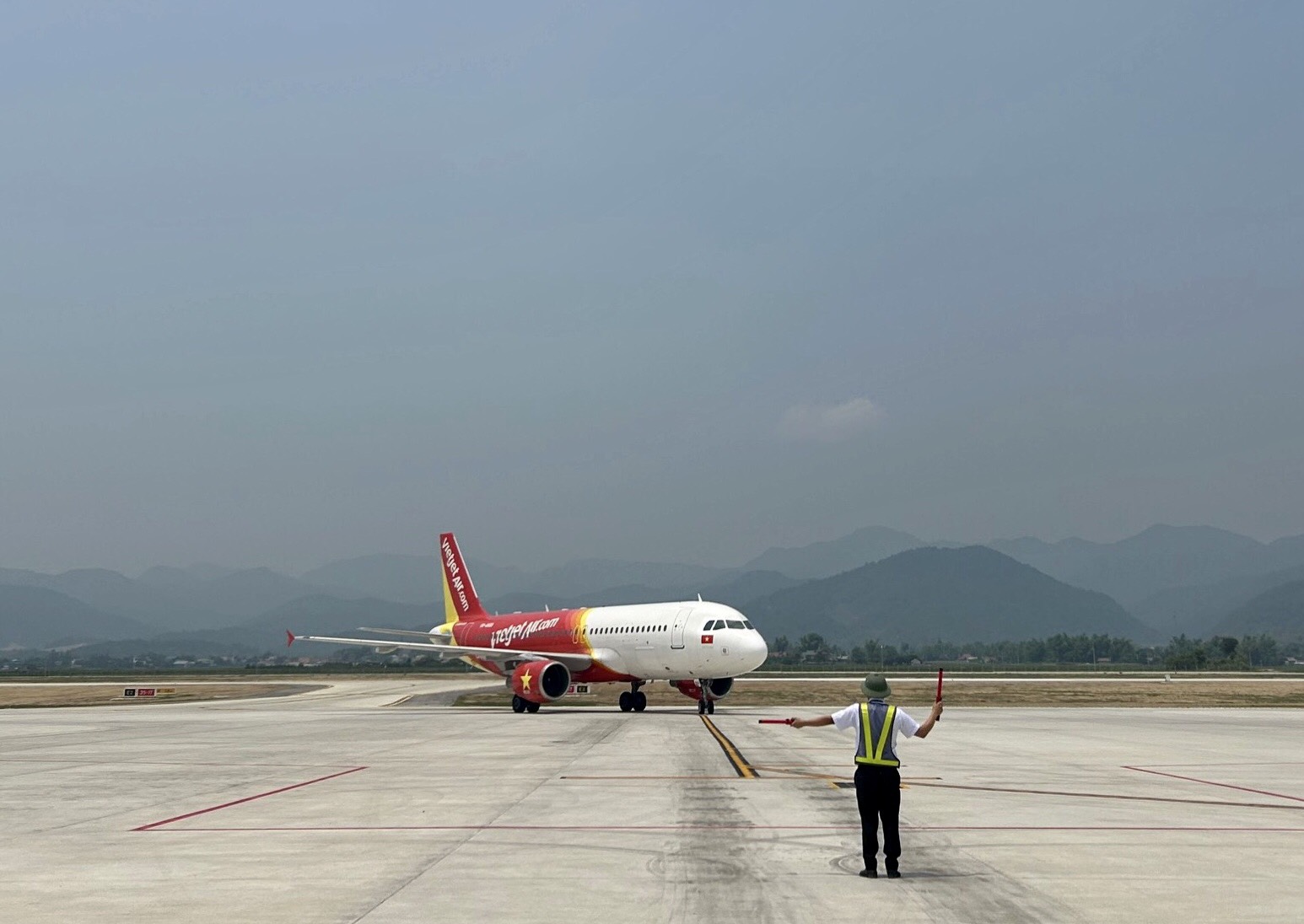 Chuyến bay đầu tiên tới Điện Biên được điều hành bởi đài kiểm soát không lưu mới- Ảnh 1.