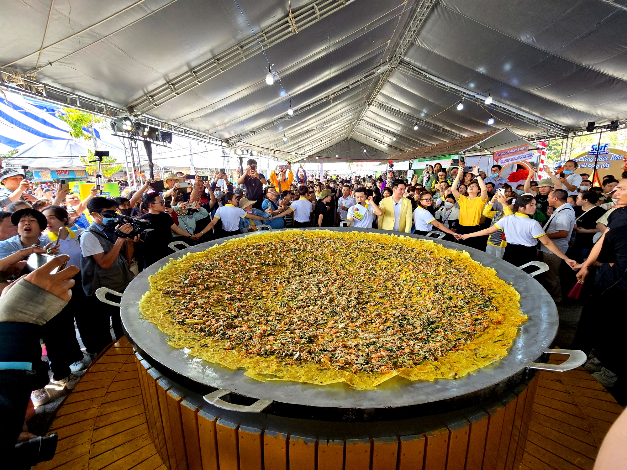 Cận cảnh chiếc bánh xèo đường kính 3m tại lễ hội bánh dân gian Cần Thơ- Ảnh 5.