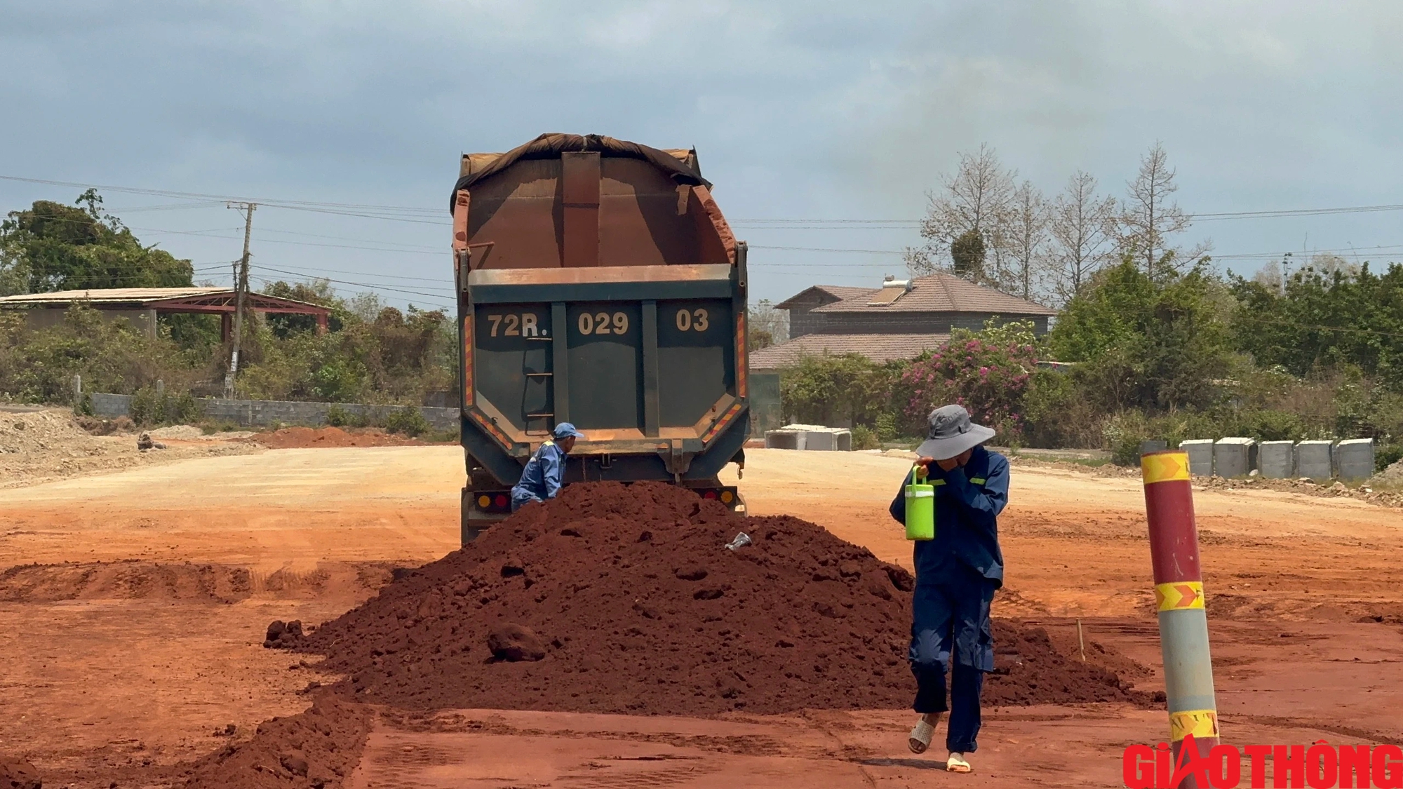 Những giọt mồ hôi trên công trường giao thông trong ngày Giỗ Tổ Hùng Vương- Ảnh 9.