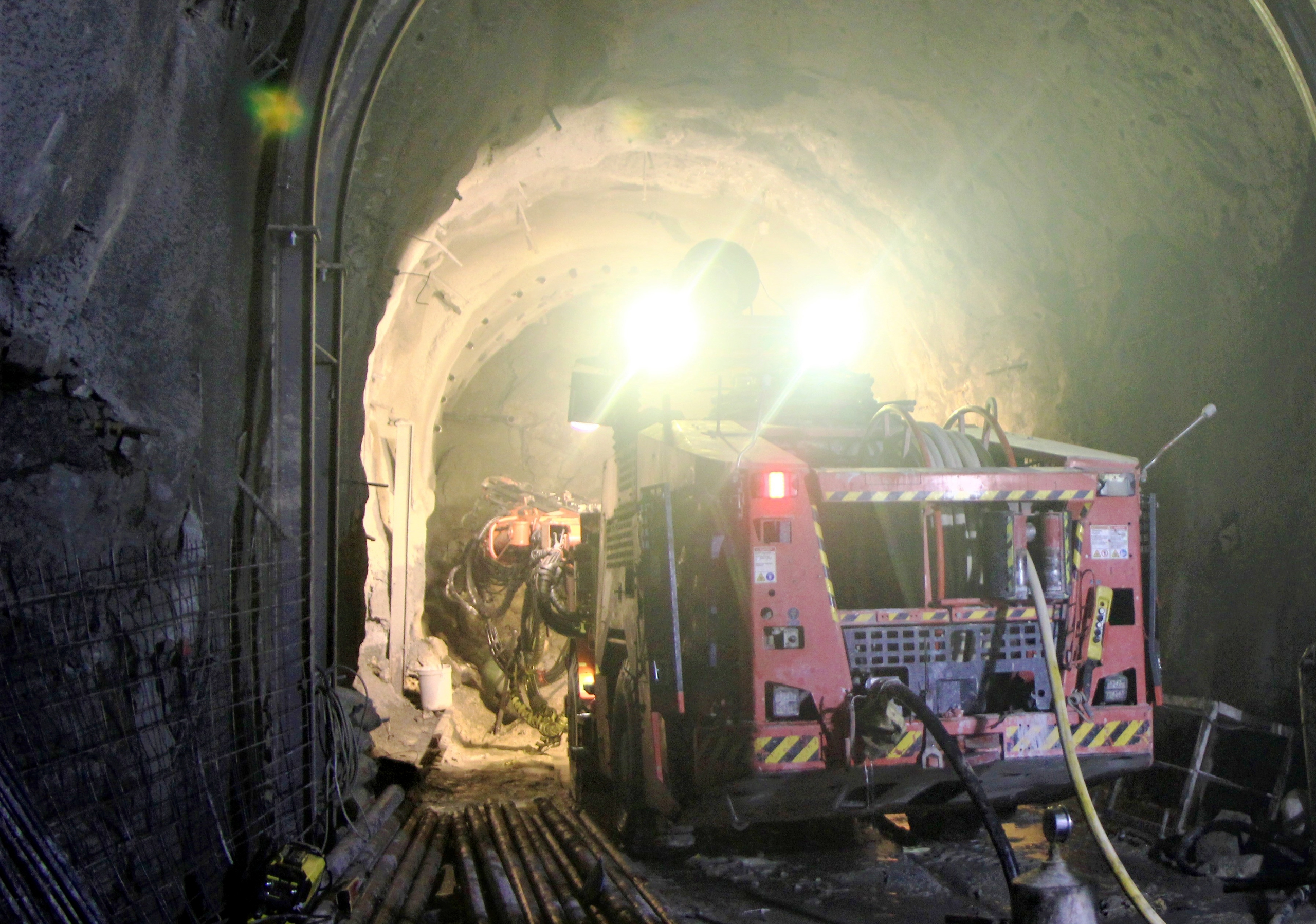 Tăng cường máy khoan chuyên dụng, đẩy tiến độ khắc phục sự cố sạt lở hầm đường sắt- Ảnh 1.
