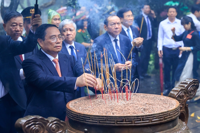 Thủ tướng Phạm Minh Chính dâng hương ngày Giỗ Tổ Hùng Vương- Ảnh 1.