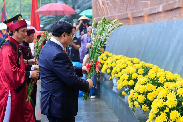 Thủ tướng Phạm Minh Chính dâng hương ngày Giỗ Tổ Hùng Vương- Ảnh 7.