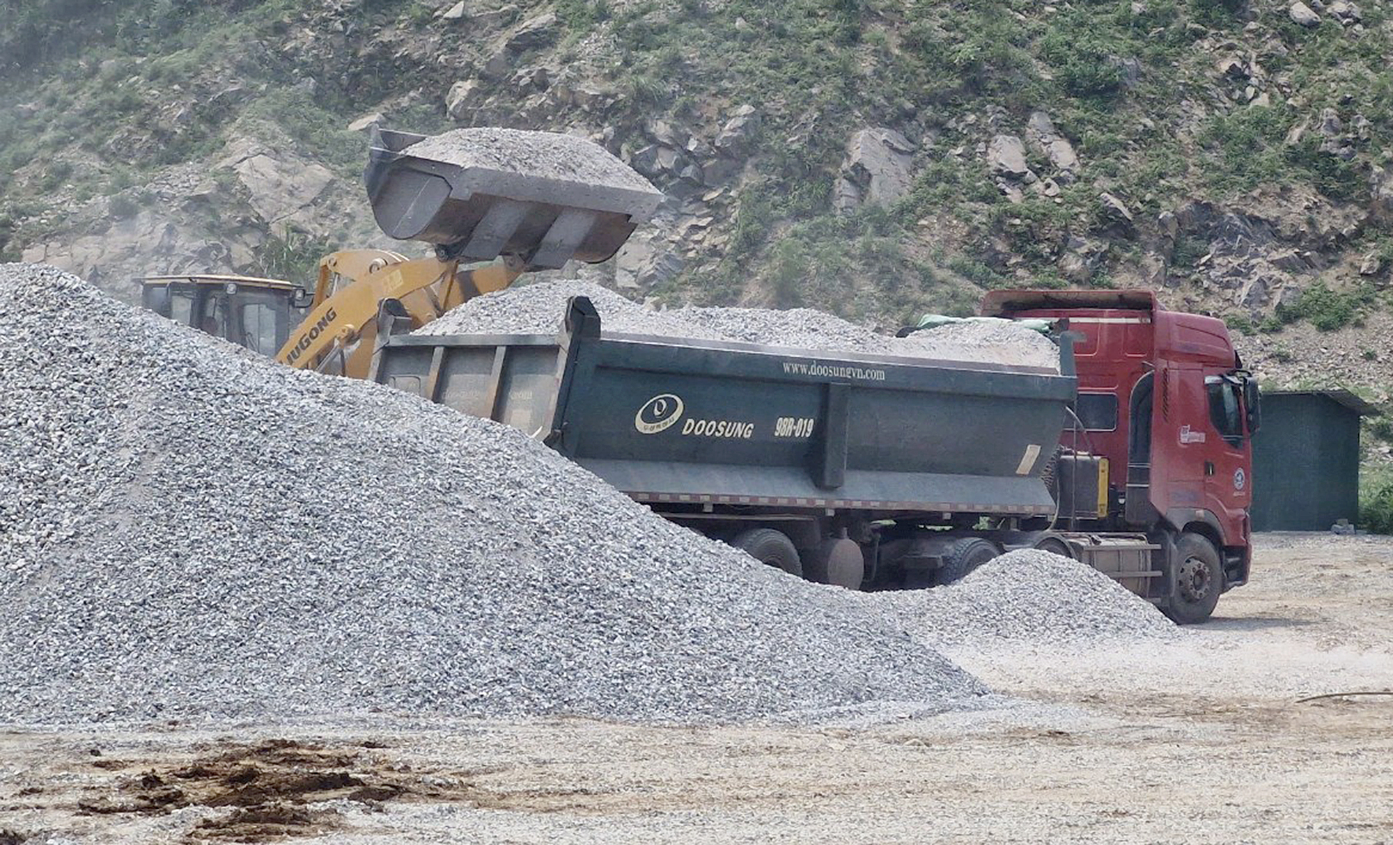 Chủ mỏ đá tiếp tay xe quá tải: Chưa đủ điều kiện vẫn hoạt động- Ảnh 1.