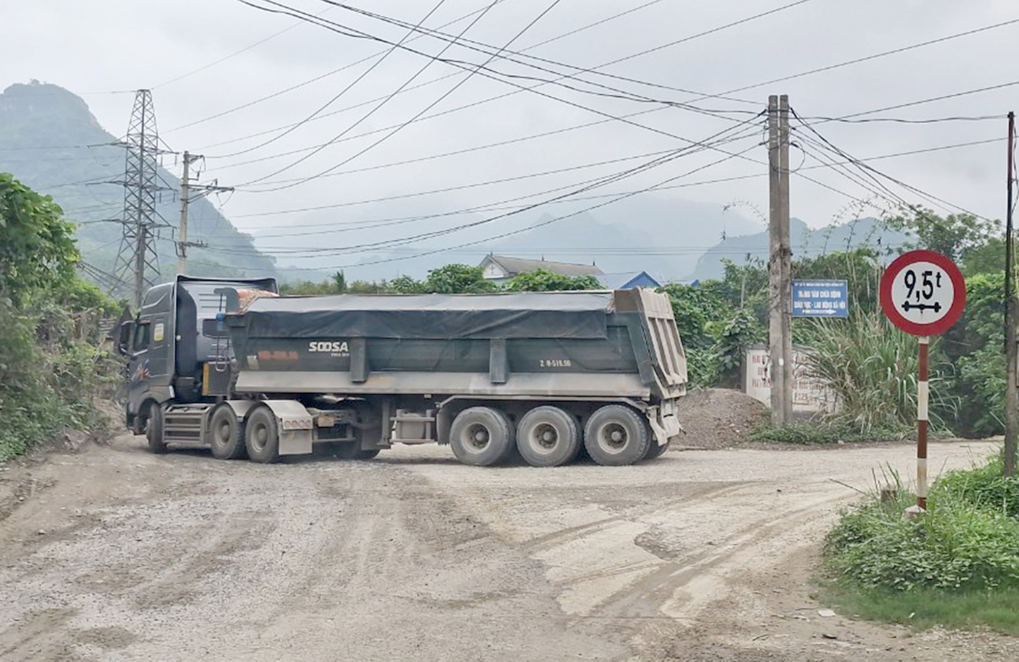 Đồng Hỷ, Thái Nguyên: Chủ mỏ đá tiếp tay xe quá tải tàn phá đường- Ảnh 2.