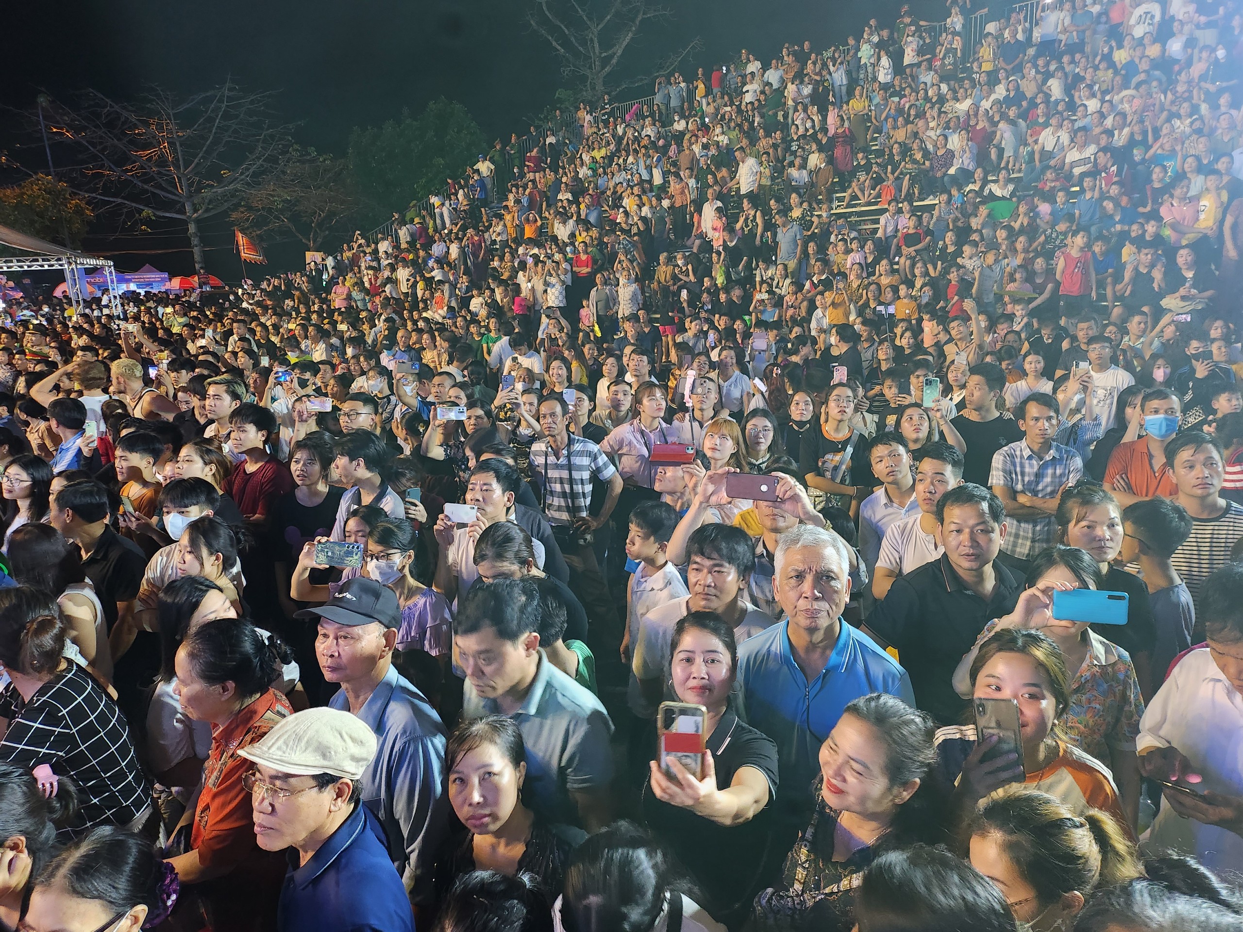 Nghìn người chen chân ở lễ hội Hoa Lư, kỷ niệm 1.100 năm ngày sinh Đinh Tiên Hoàng Đế- Ảnh 3.